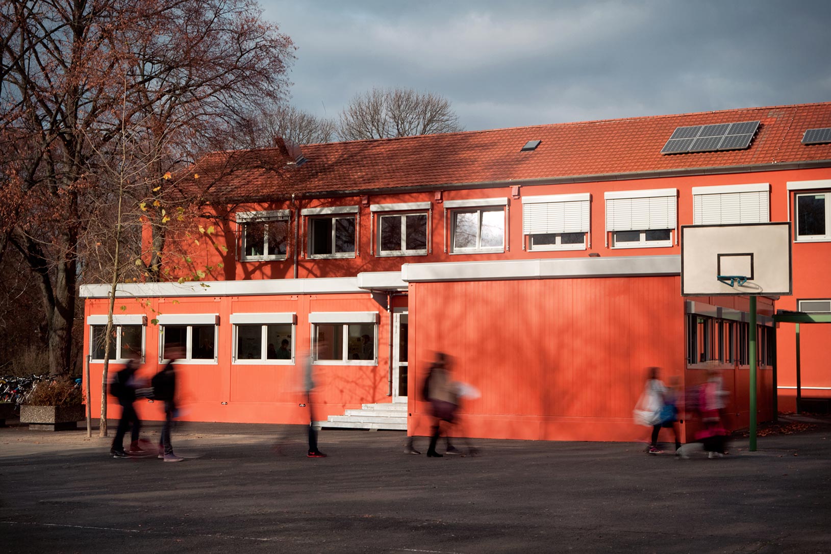 Schule aus Container Außenverkleidung rot