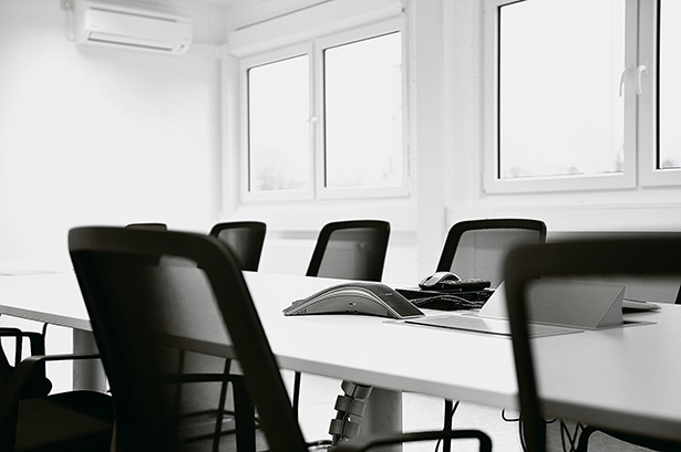 Besprechungsraum aus Container mit Nahansicht Schreibtisch