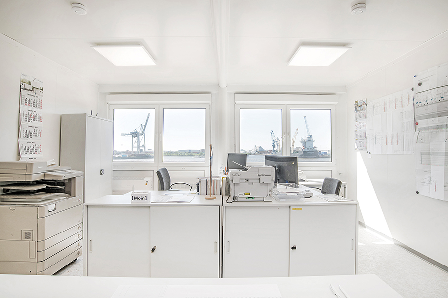 Brürocontainer eingerichtet mit Möbel