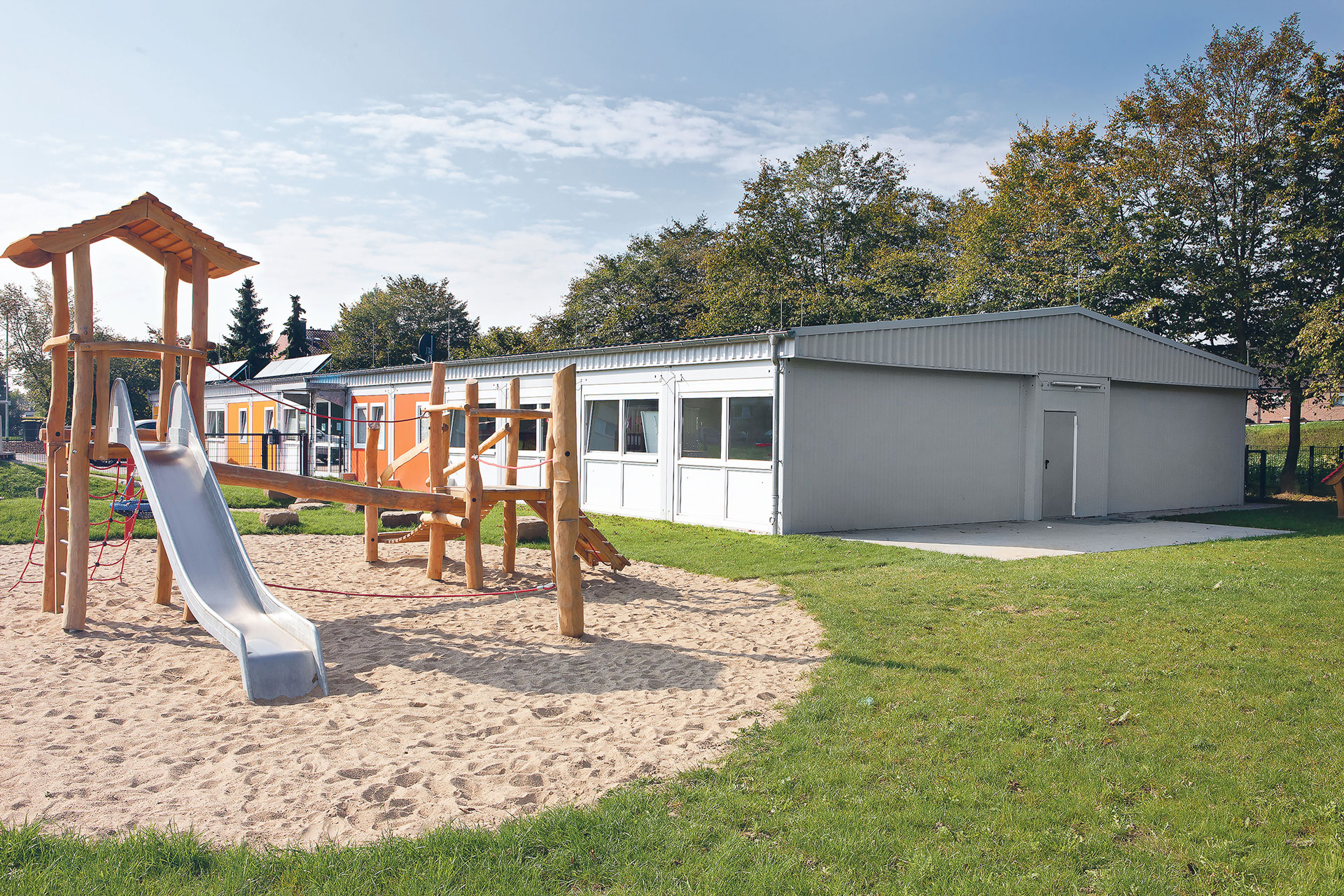 Kindergarten aus Container Kaarst mit Klettergerüst