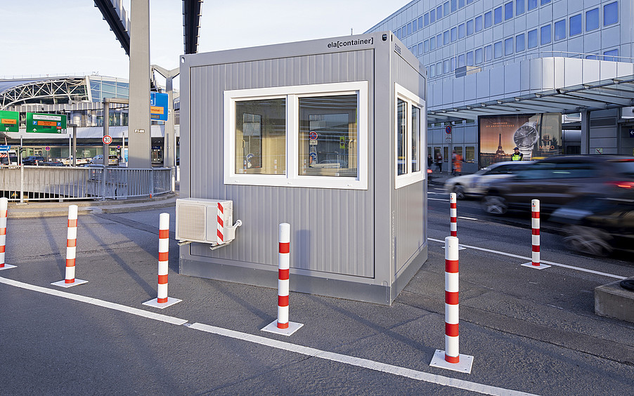Kompakte Büros für Parkplatzwächter ELA Container - Pförtnercontainer am Flughafen Düsseldorf Außenansicht