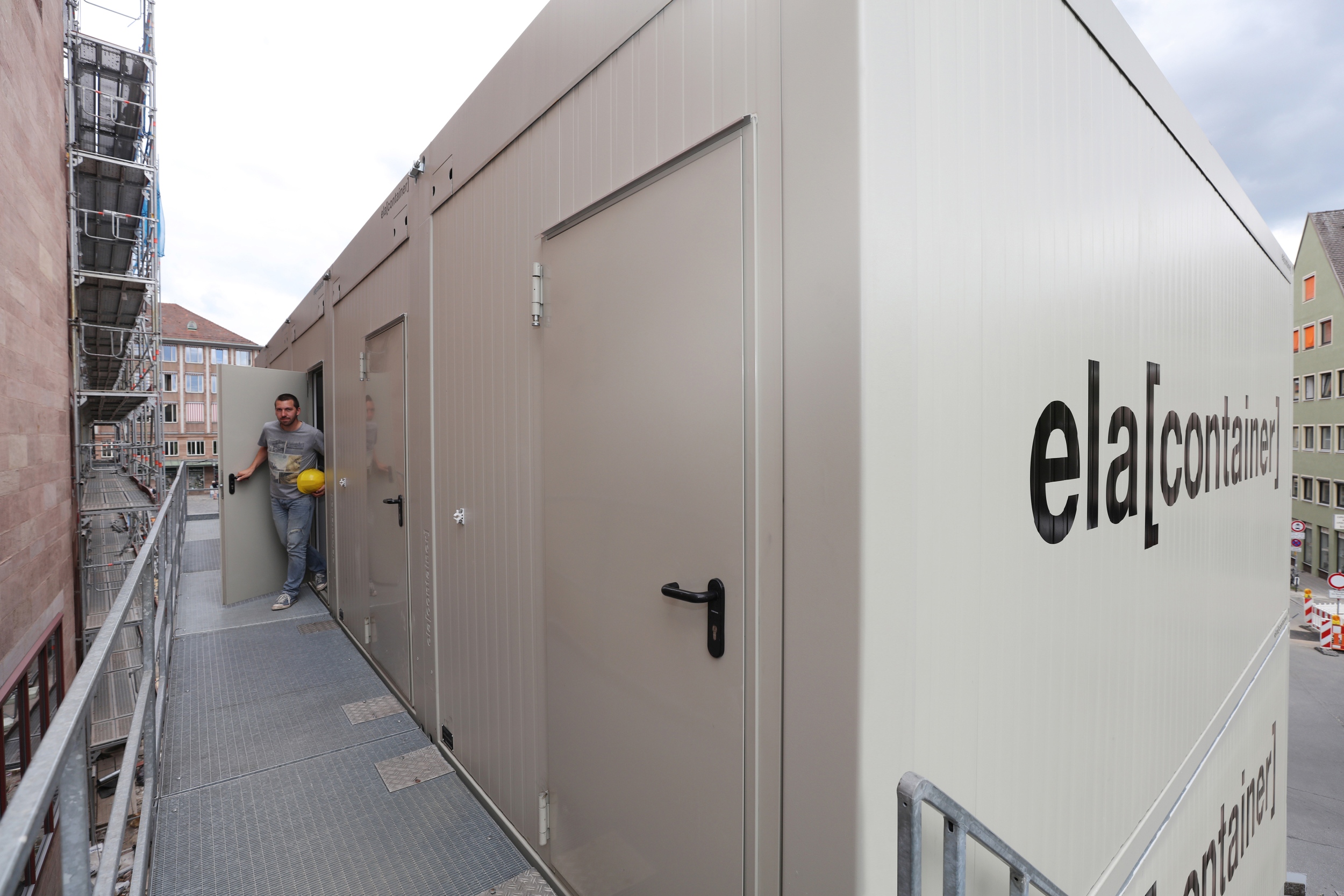 Außentreppe und Podest im 3. Stock des Baustellenbüros von ELA Container für die IHK Nürnberg Über Außentreppen und Podeste können die oberen Stockwerke der ELA Anlage erreicht werden