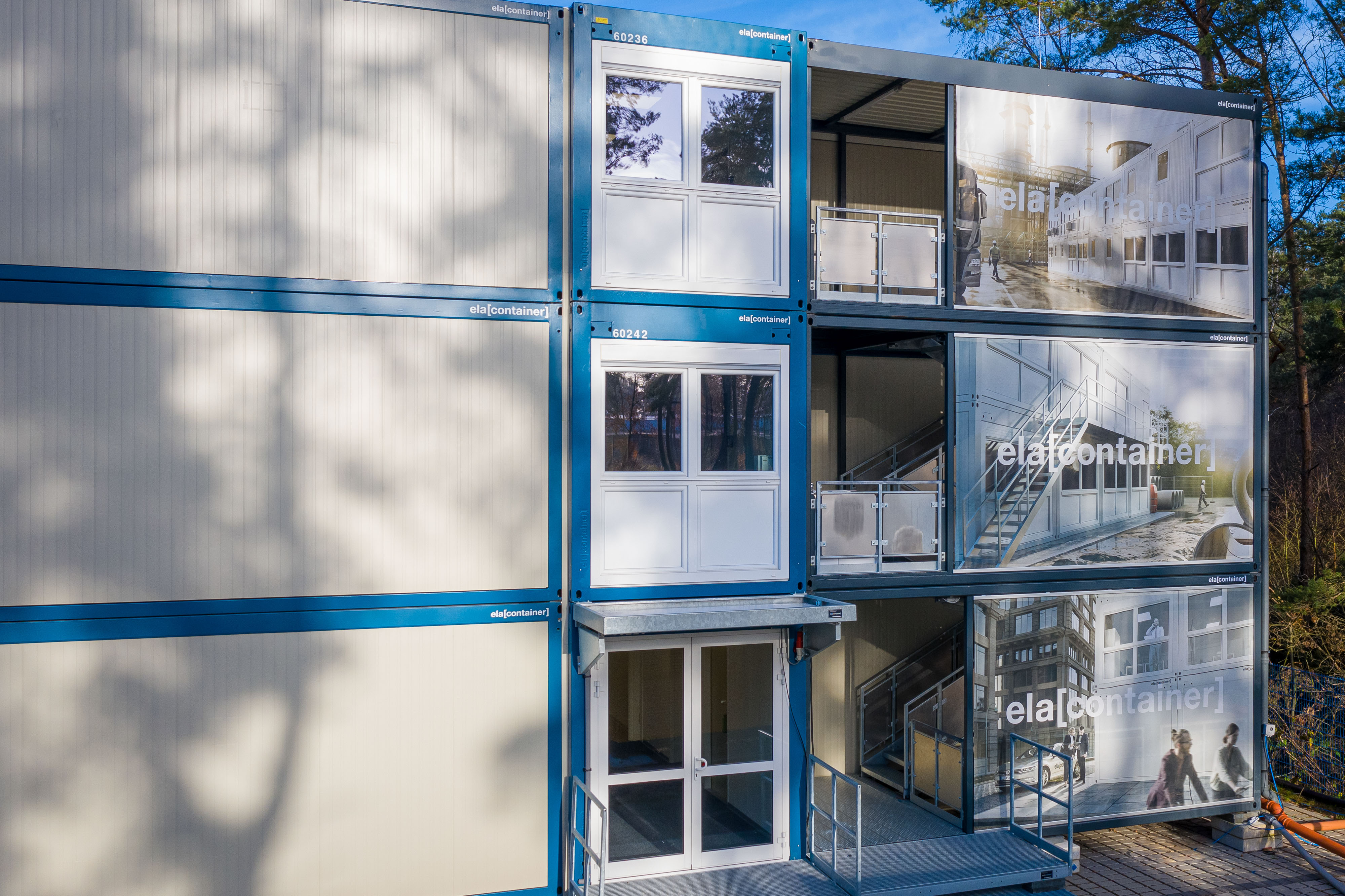 Überdachte außenliegende Treppenhauscontainer bieten Komfort und sind zugleich platzsparend. Überdachte außenliegende Treppenhauscontainer bieten Komfort und sind zugleich platzsparend.
