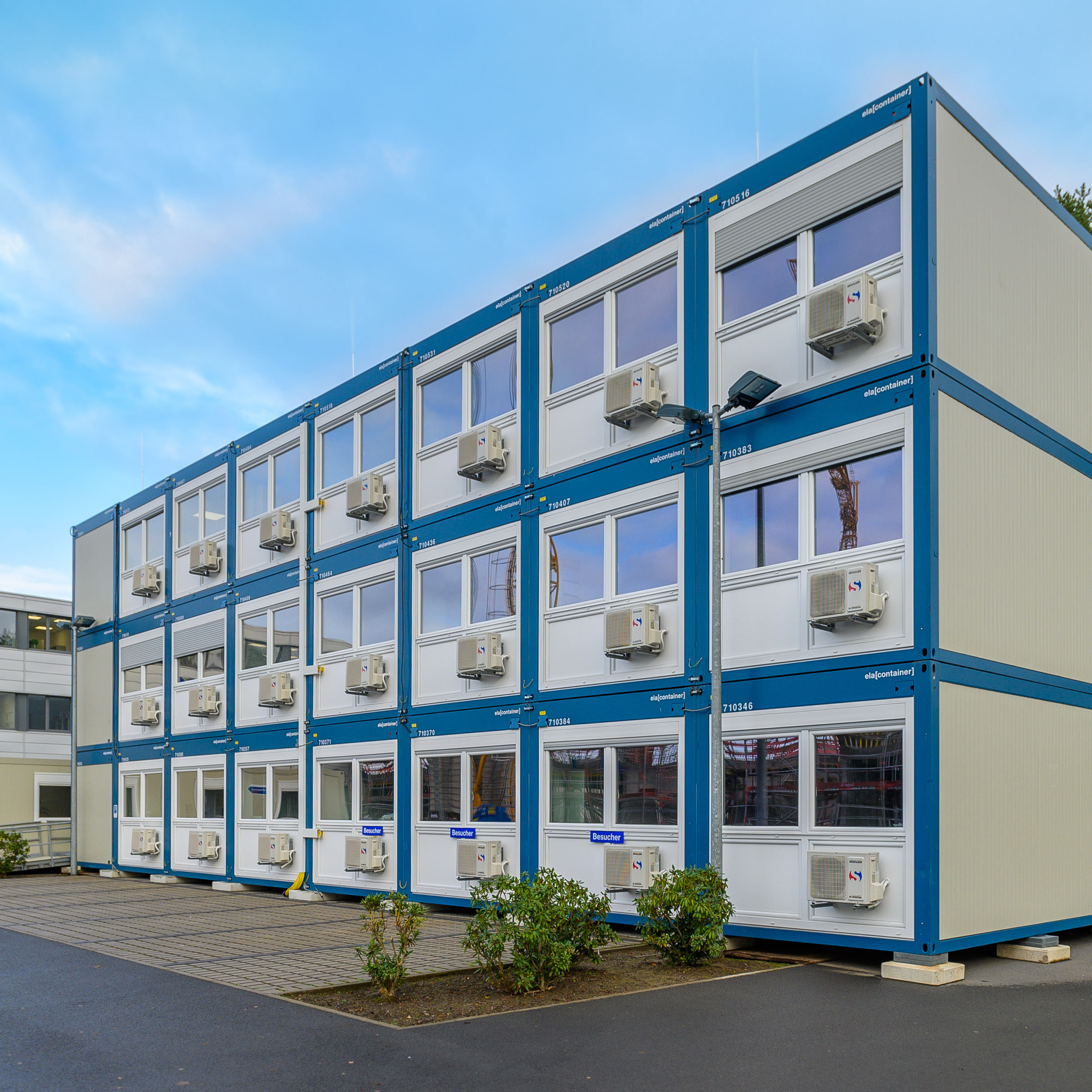 Die Containerrahmen wurden in den Unternehmensfarben lackiert.