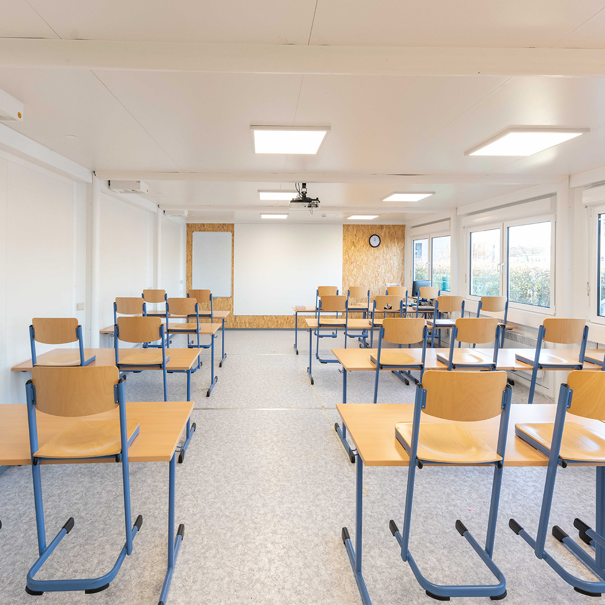 Helle, voll klimatisierte Klassenräume schaffen eine freundliche und produktive Lernatmosphäre.