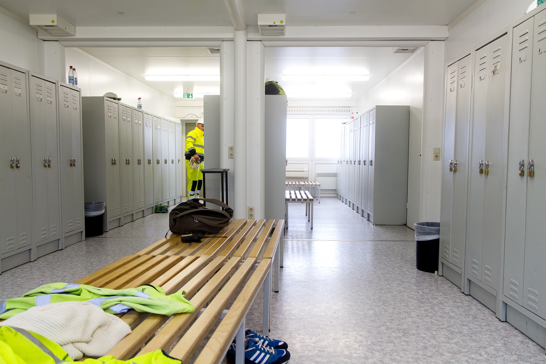 Baucontainer als Umkleidecontainer auf Baustelle - ELA Container Innenansicht Baucontainer als Umkleidecontainer auf Baustelle mit Baustellenmmitarbeiter - ELA Container