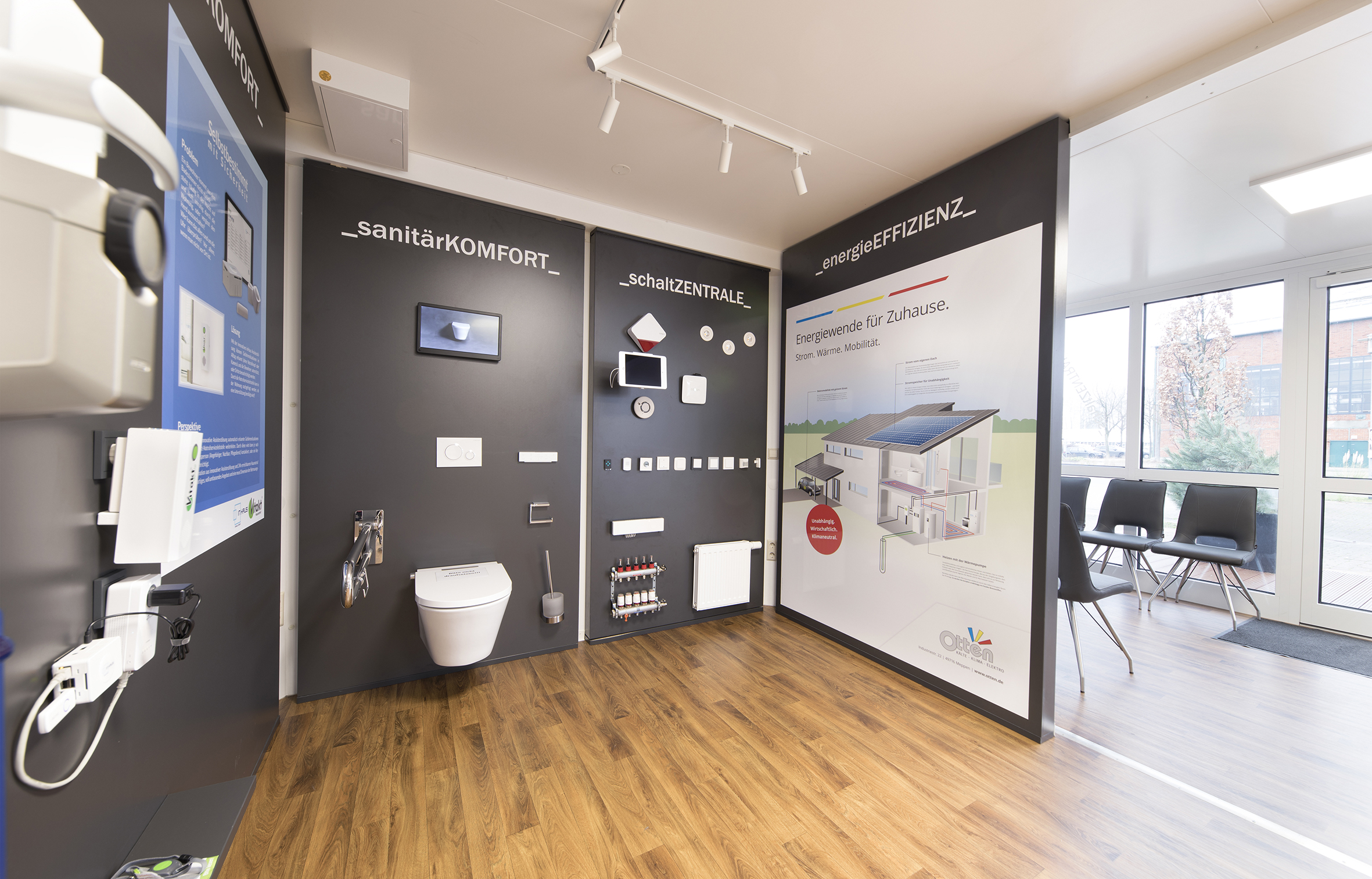Im Showroom werden Angebote regionaler Händler ausgestellt. Im Showroom werden Angebote regionaler Händler ausgestellt.
