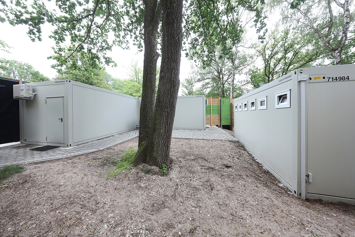 Die Containeranlage ist geschickt hinter der Holzfassade für den Besucher versteckt. Die Containeranlage ist geschickt hinter der Holzfassade für den Besucher versteckt.