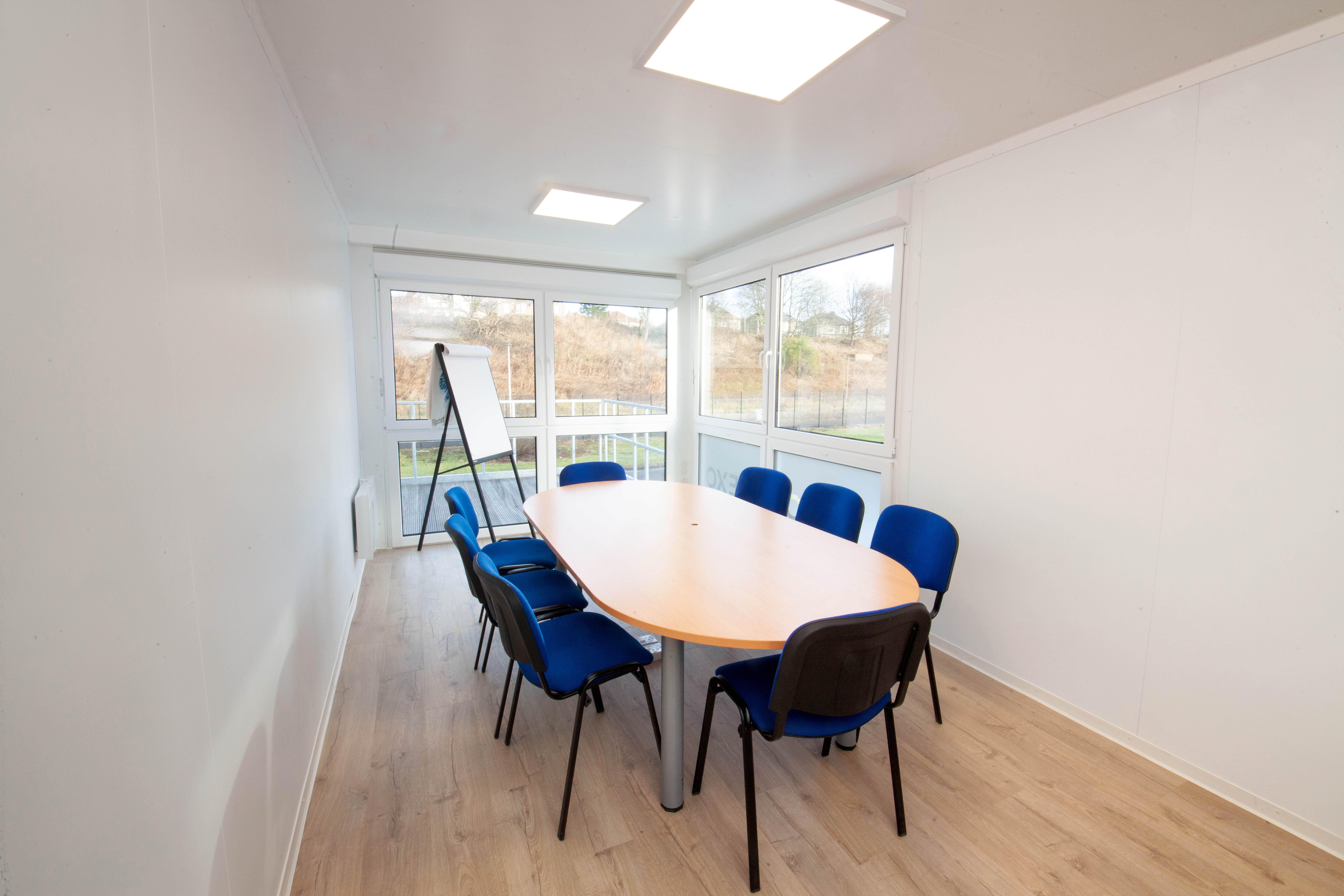 Fensterelemente bzw. -fronten im Container sorgen für ein freundliches Raumgefühl.