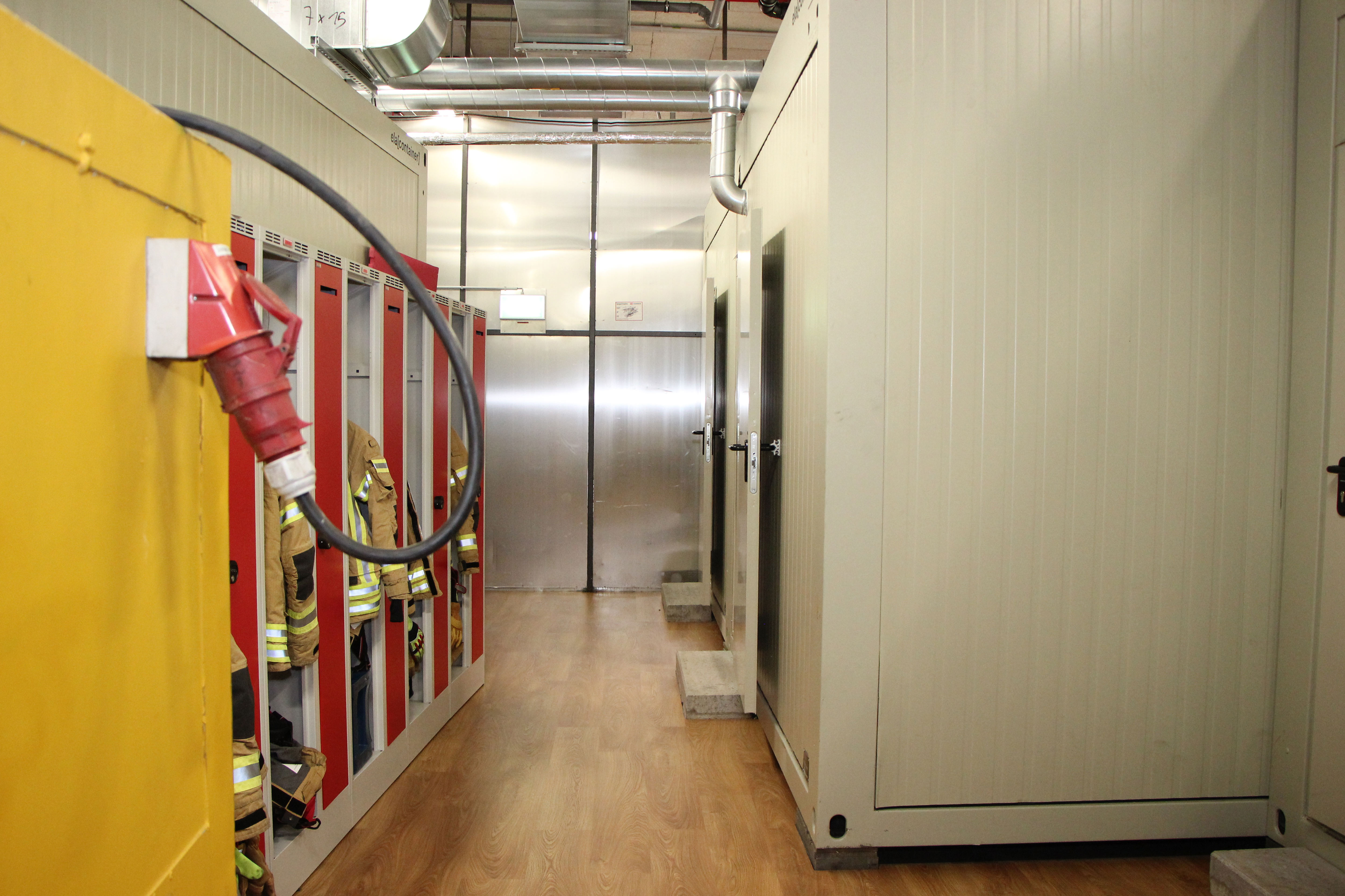 Eine ELA Containeranlage im Innenbereich einer Betriebshalle.