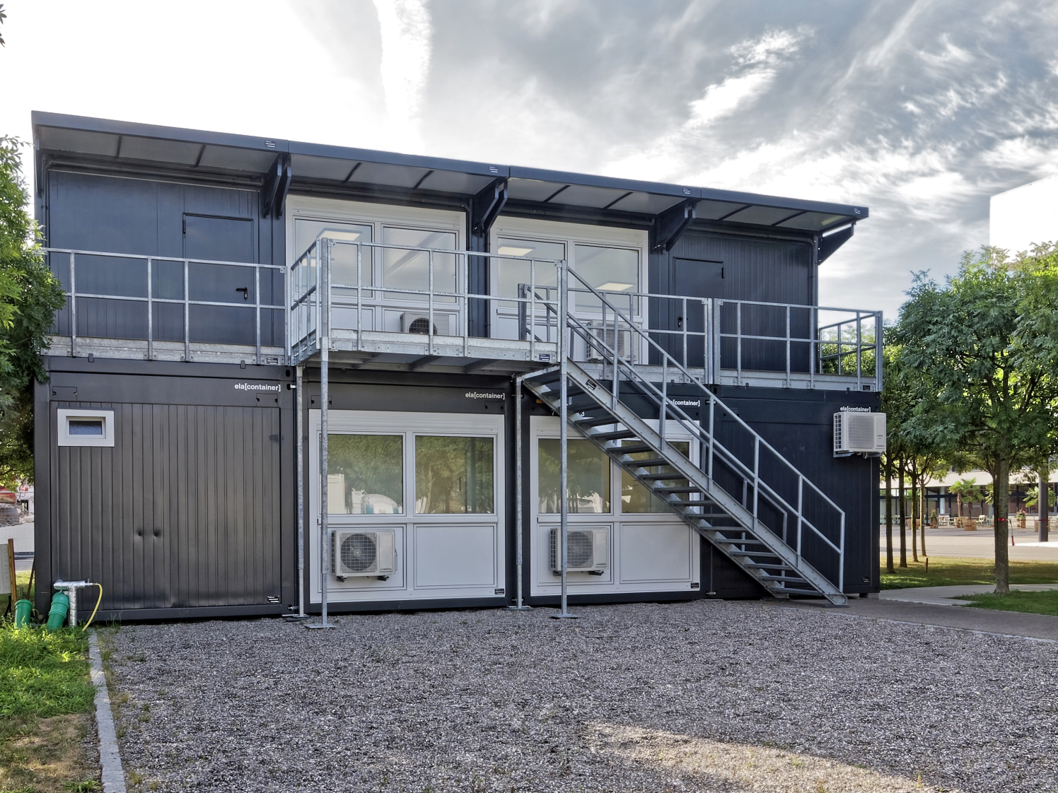 Rückseitig gelangt man über eine Treppe und Dachterrasse in die obere Etage der ELA Anlage. Rückseitig gelangt man über eine Treppe und Dachterrasse in die obere Etage der ELA Anlage.