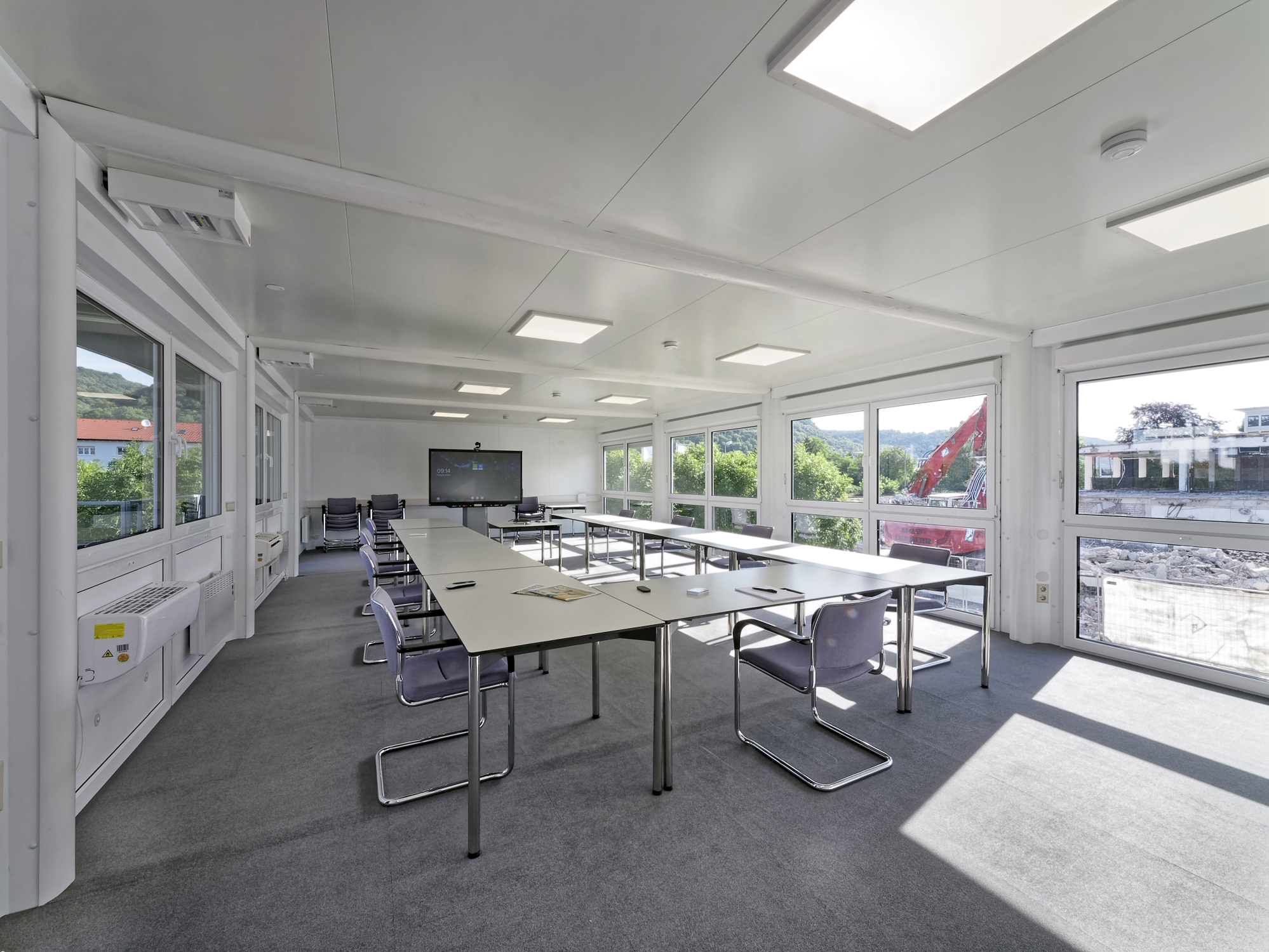 Bodentiefe Fenster bieten beste Aussicht aus dem Obergeschoss der zweistöckigen ELA Containeranlage. Bodentiefe Fenster bieten beste Aussicht aus dem Obergeschoss der zweistöckigen ELA Containeranlage.