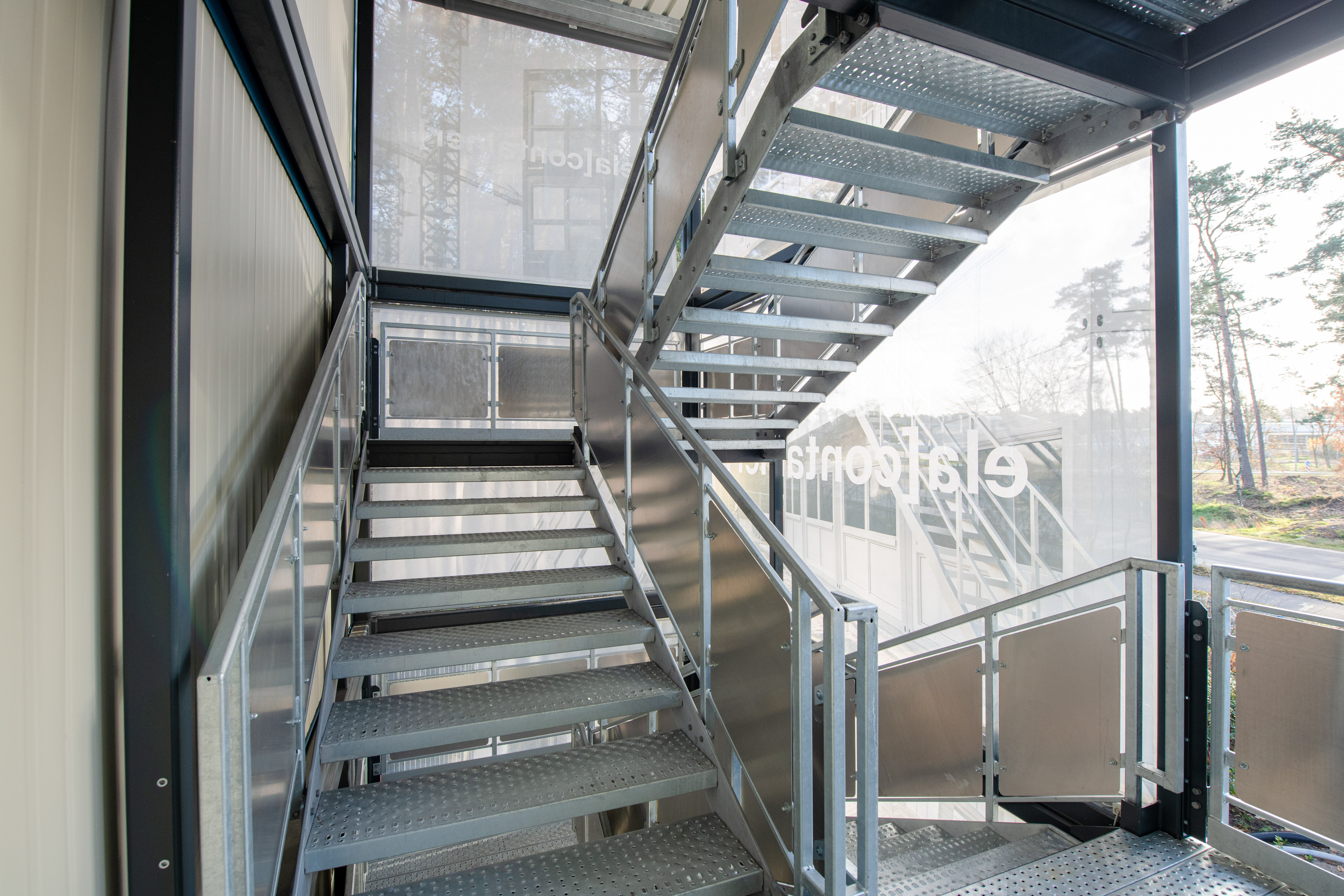 Mit Meshbannern verkleidetes Treppenhaus Mit Meshbannern verkleidetes Treppenhaus