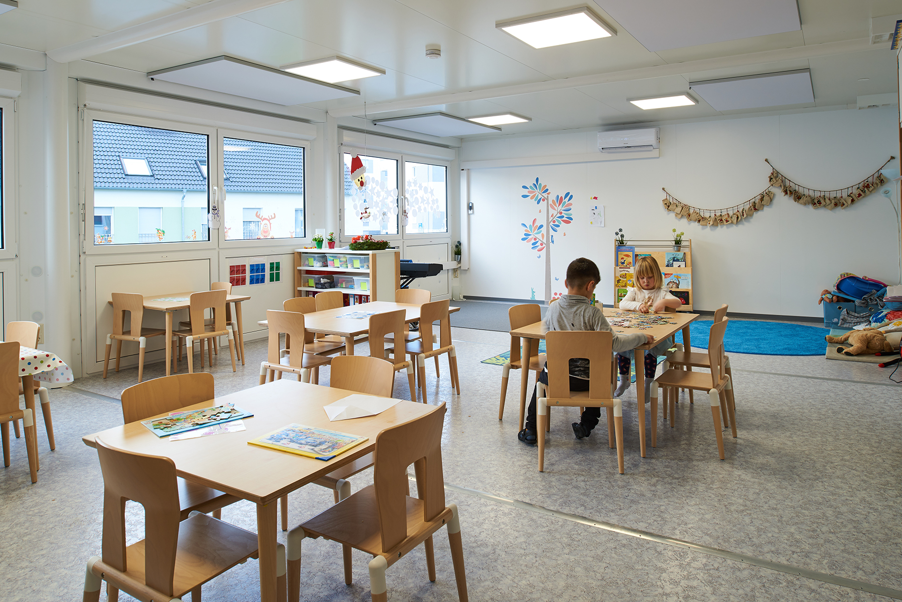 Kindergartencontainer mit Tischen und Stühlen Kindergartencontainer mit Tischen und Stühlen