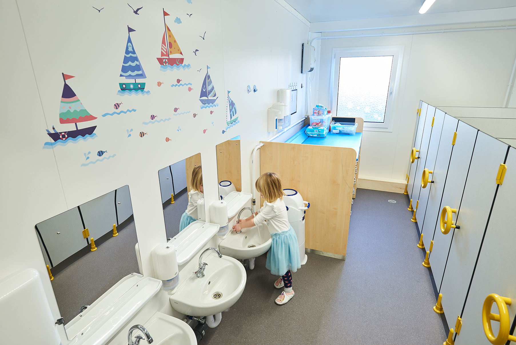 Kindgerechter Sanitärbereich des Kindergartencontainers Kindgerechter Sanitärbereich des Kindergartencontainers