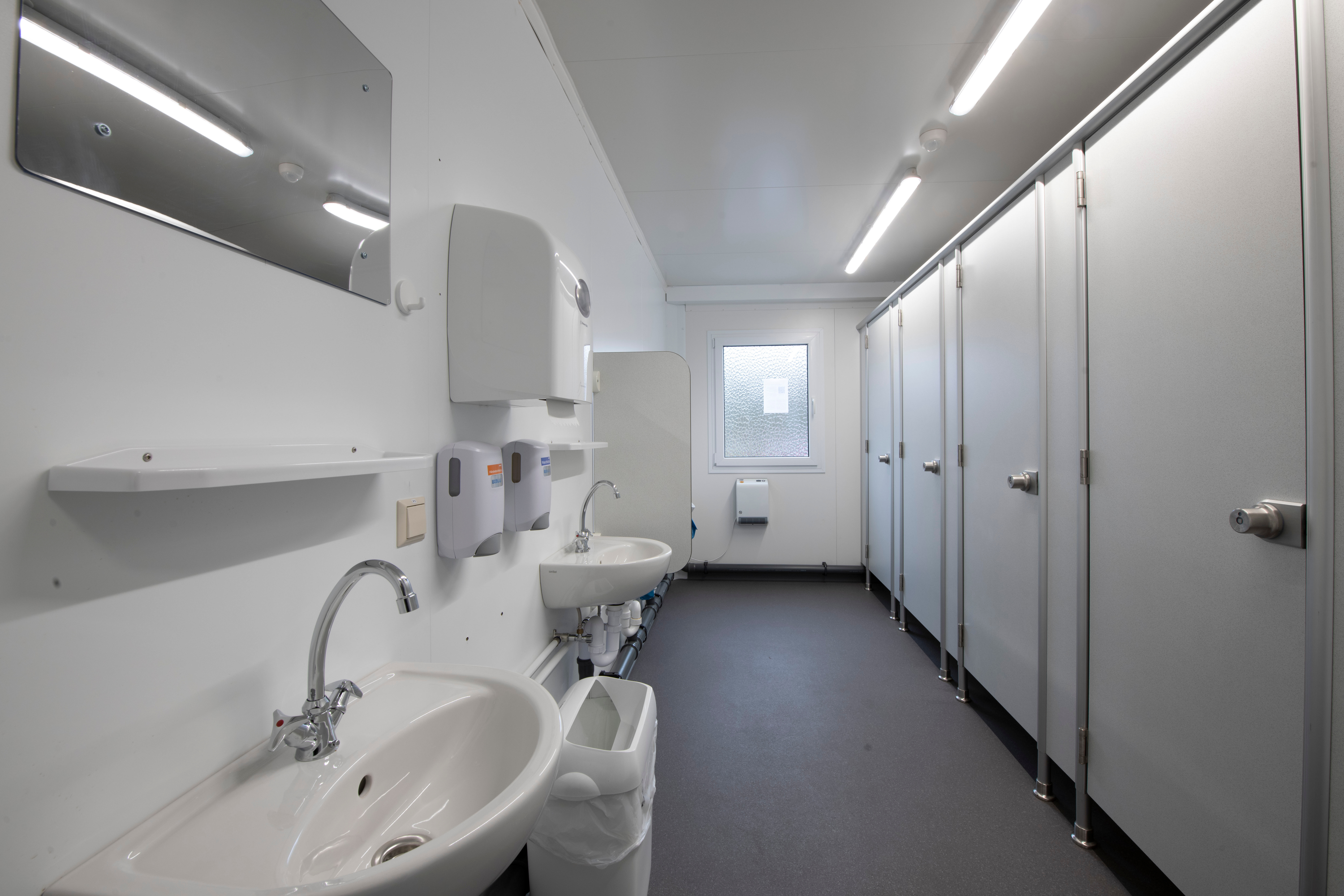 Sanitärbereich der Mensa aus ELA Containern Sanitärbereich der Mensa aus ELA Containern