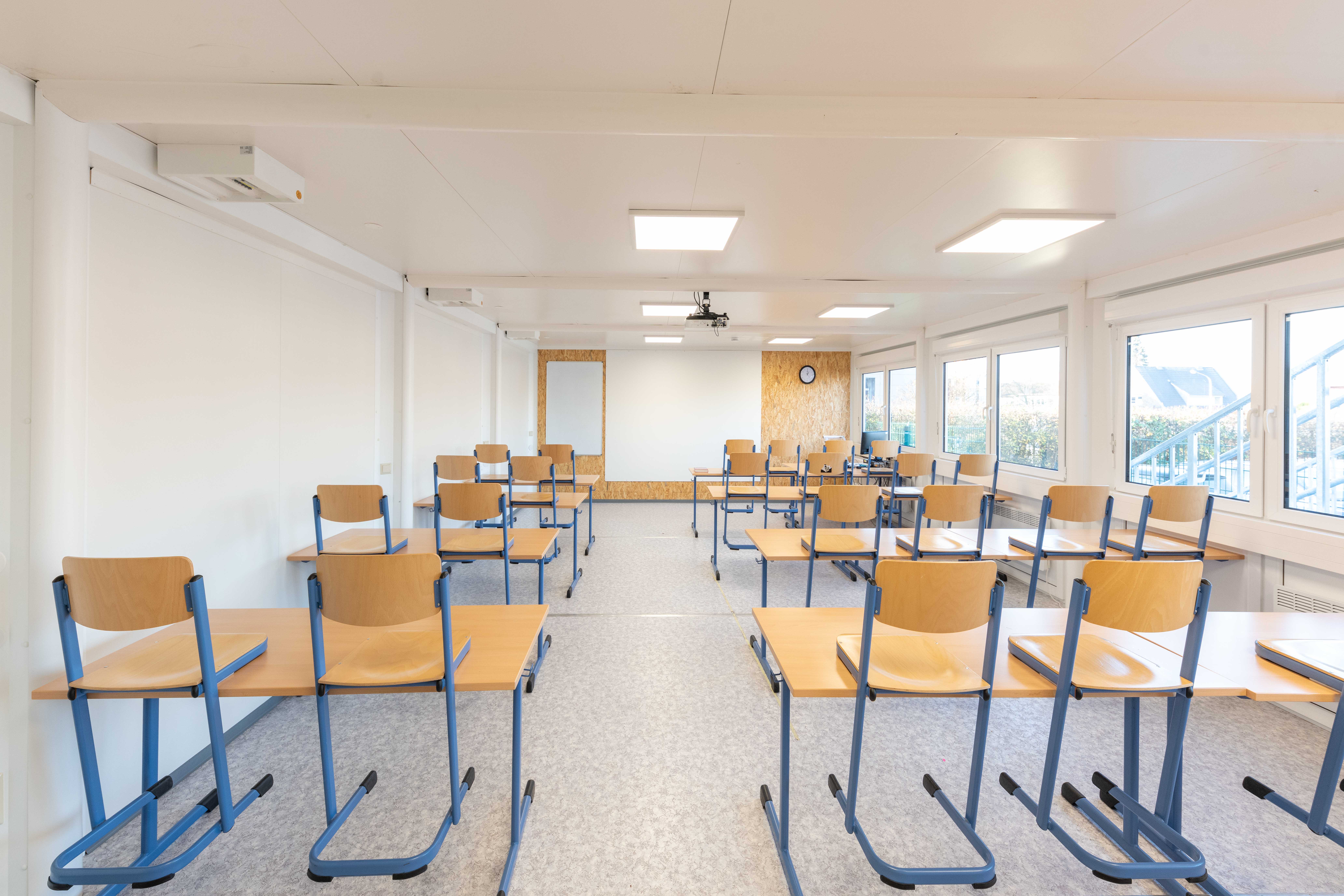 Heller, geräumiger Klassenraum aus Containern Heller, geräumiger Klassenraum aus Containern
