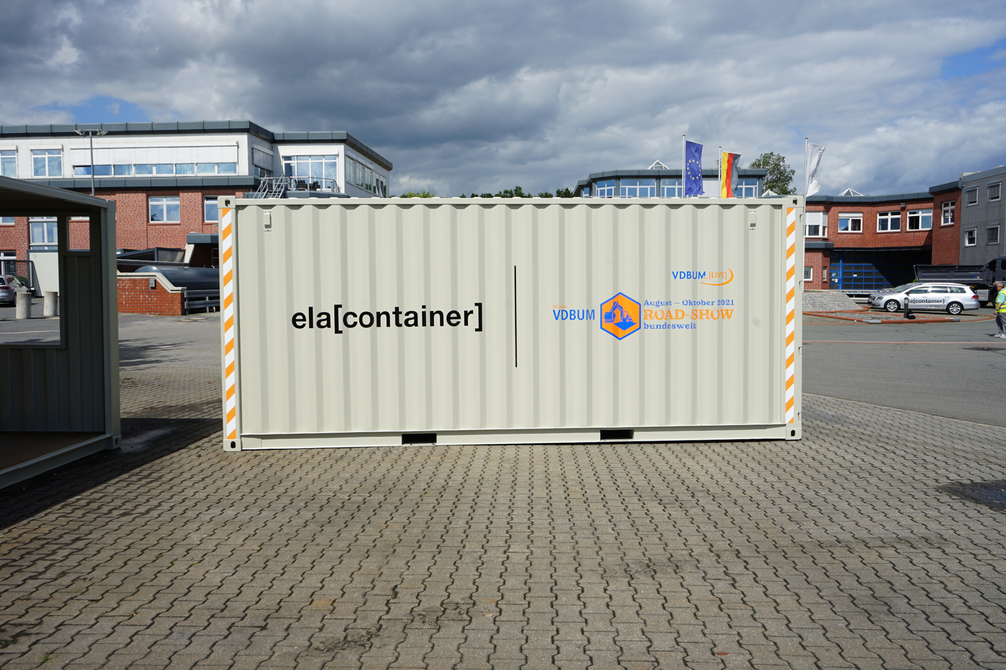 ELA Roadshow-Container mit VDBUM-Roadshow-Banner