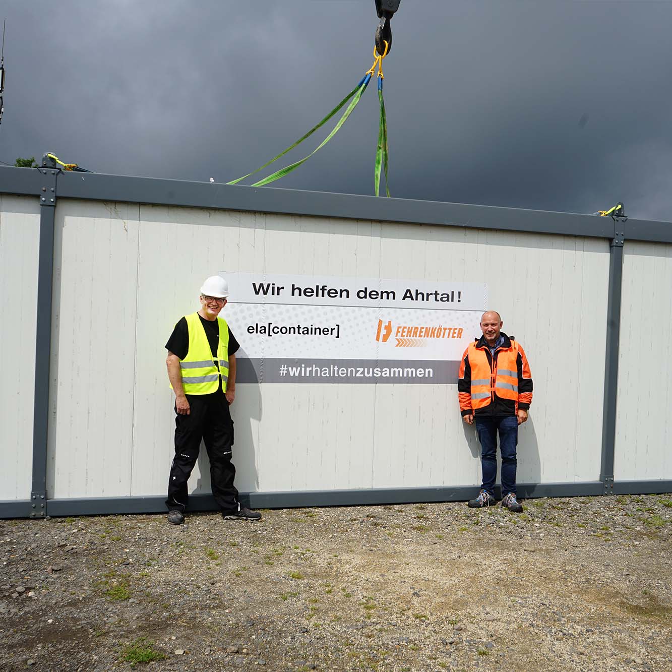 Tim Albers und Joachim Fehrenkötter vor ELA Container für Ahrtal