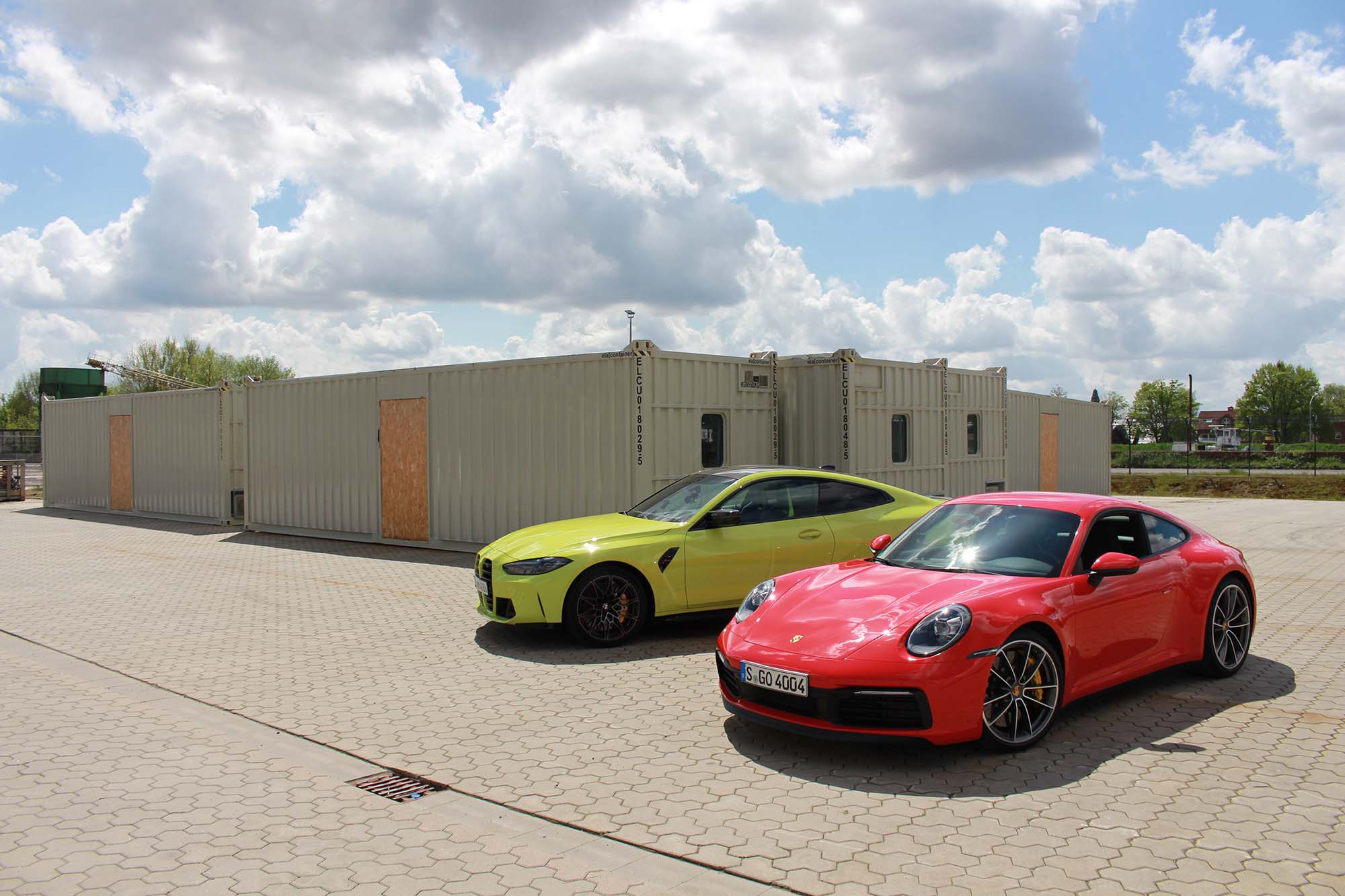 Zwei Performance-Coupés vor ELA Containern Zwei Performance-Coupés vor ELA Containern