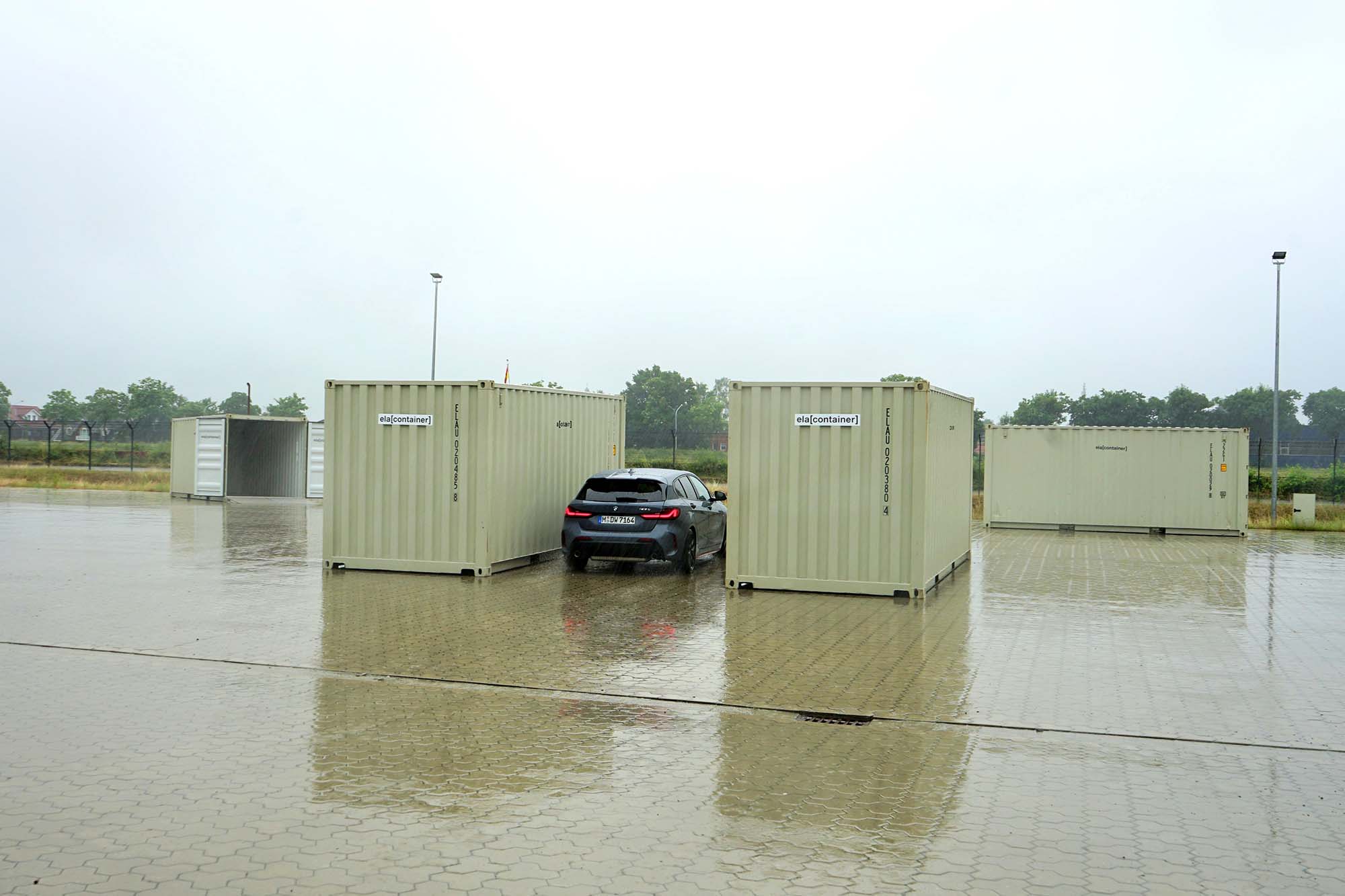 Sportwagen in einem Parcours aus ELA Containern Sportwagen in einem Parcours aus ELA Containern