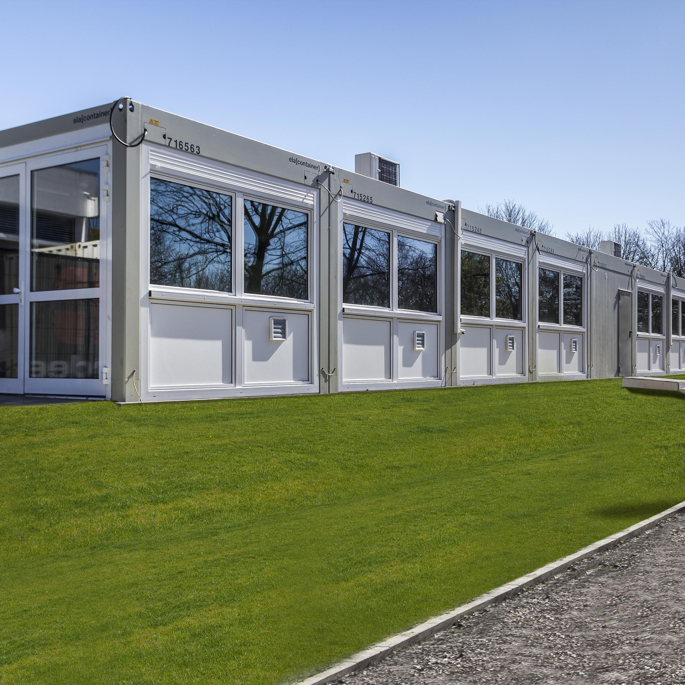 Schwimmbadanbau aus ELA Containern