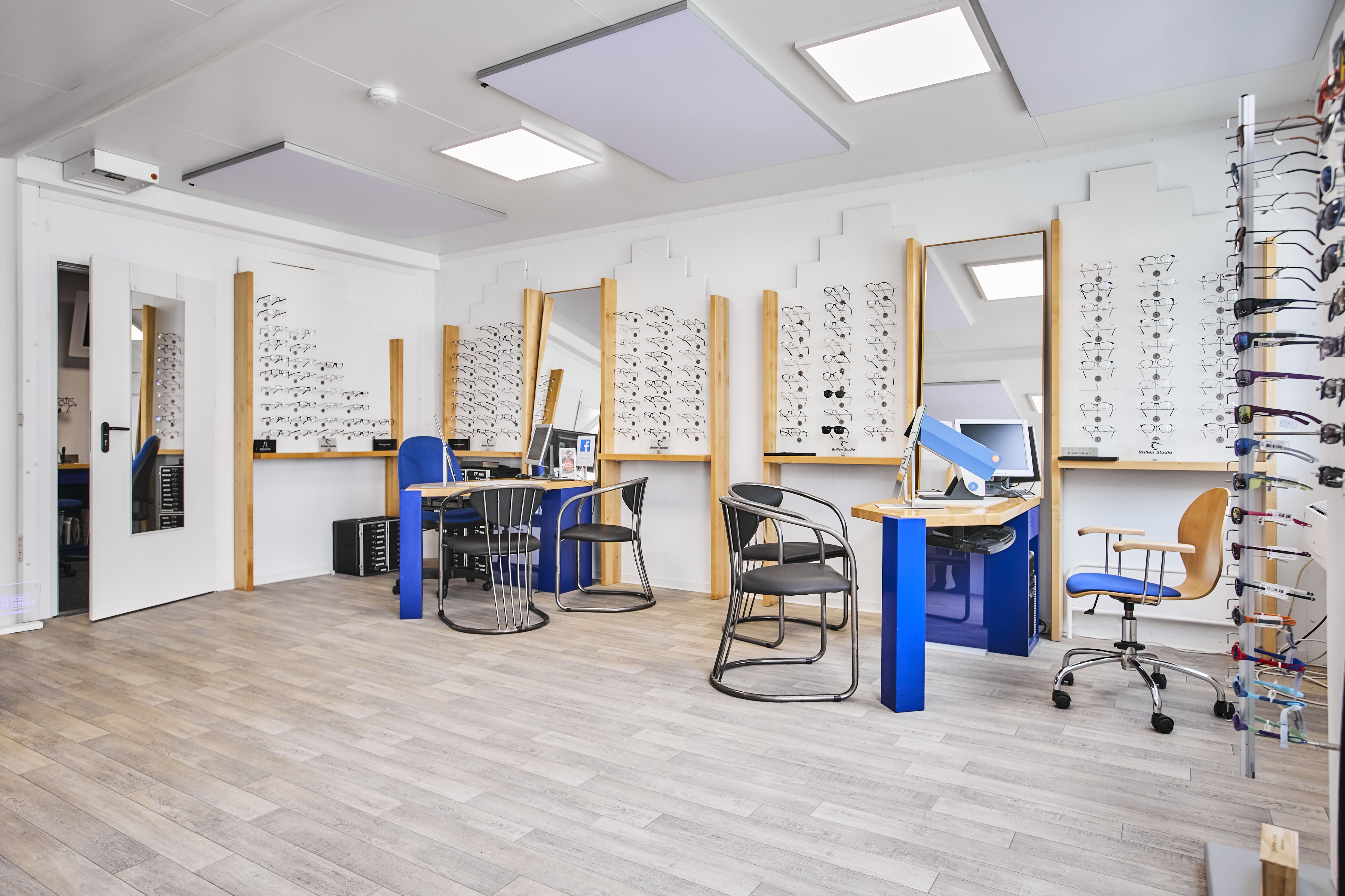 Helle Innengestaltung der Optiker Verkaufsräume von ELA Container