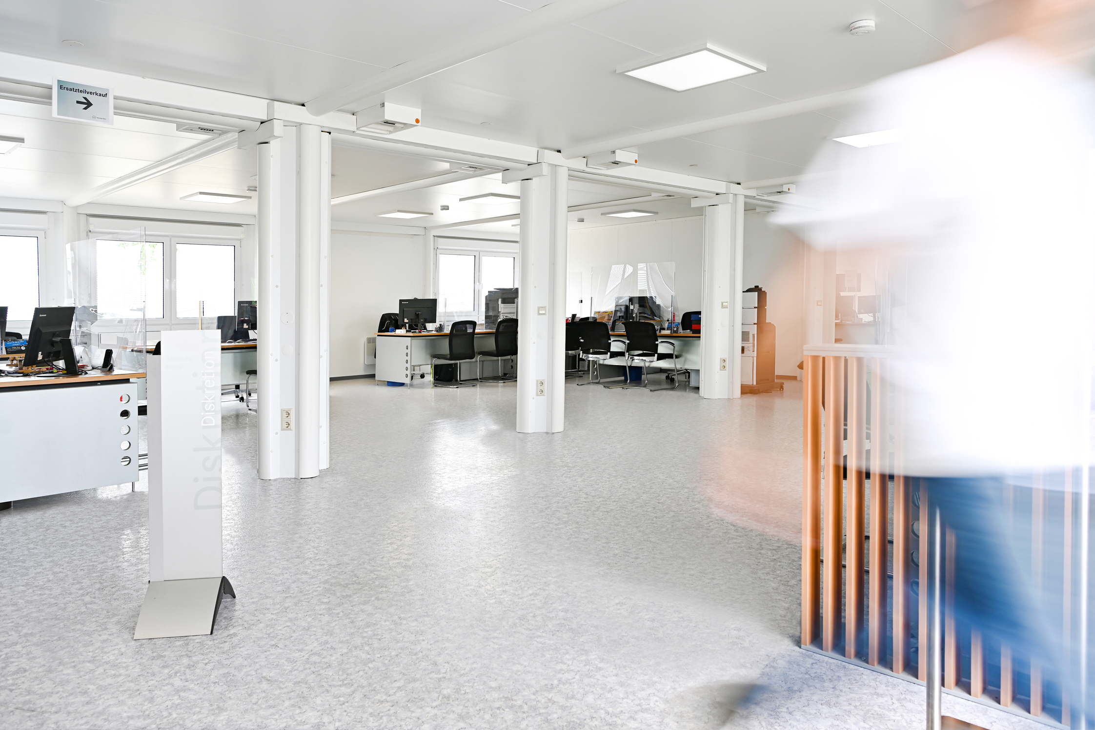 Innenansicht des Autohauses aus ELA Containern