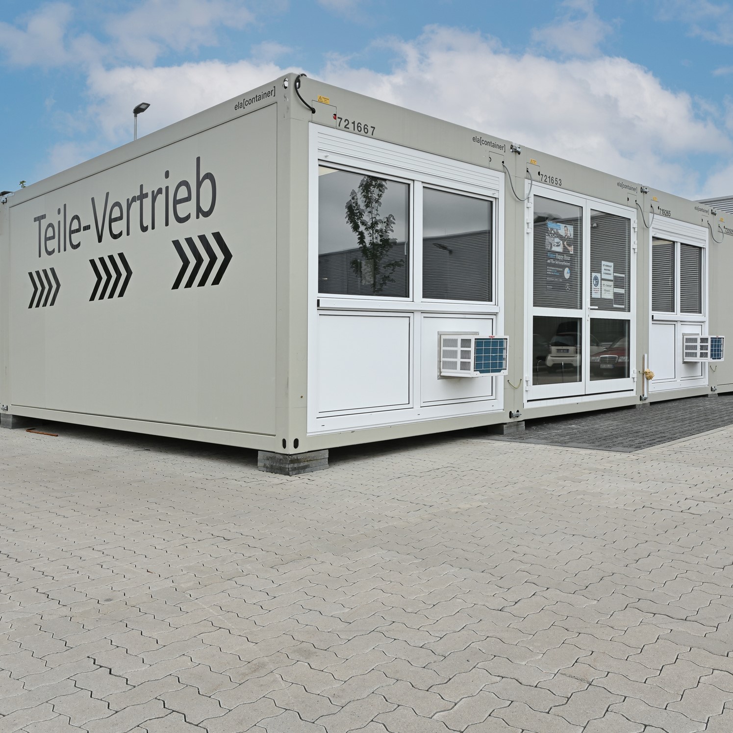 Autohaus aus ELA Containern