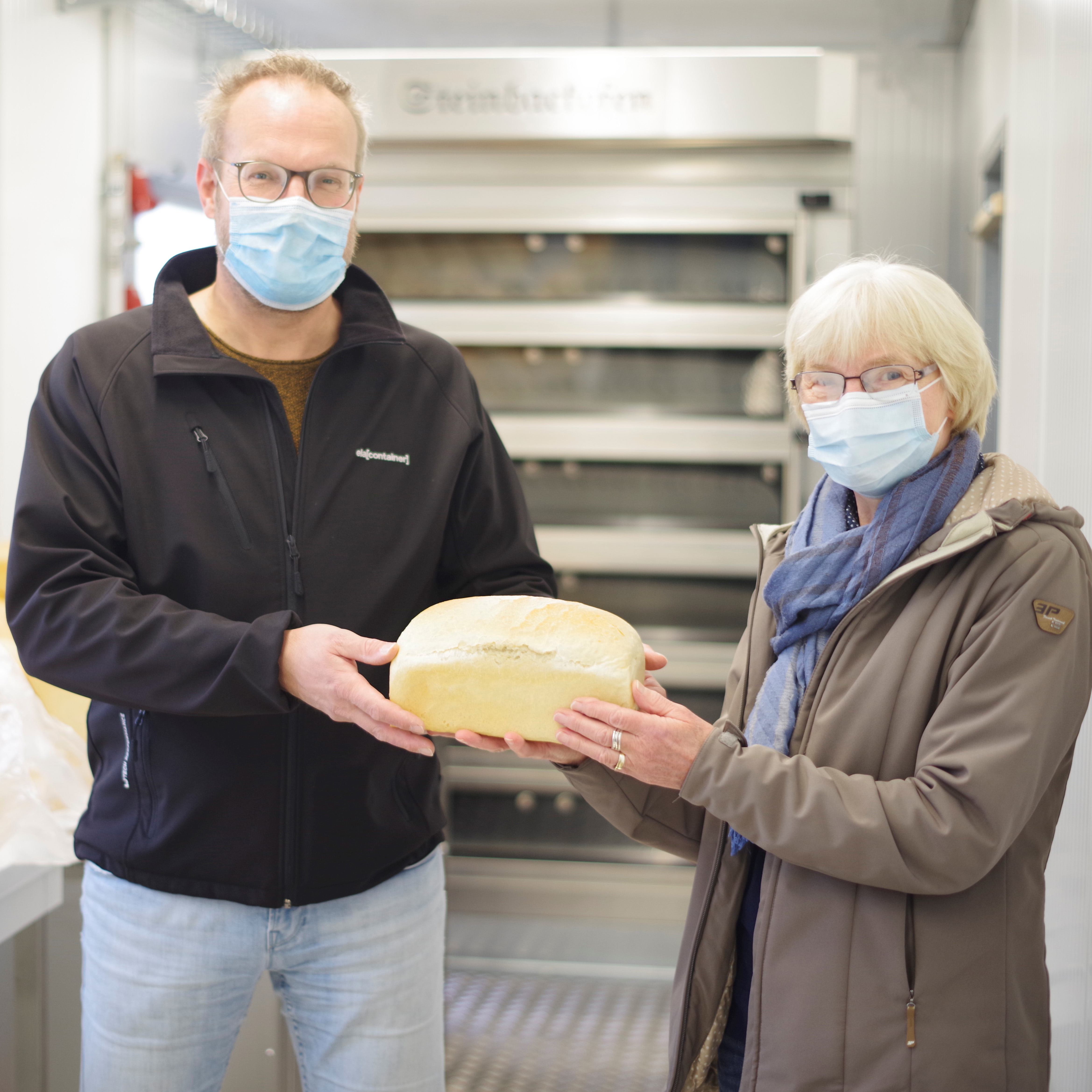 ELA Container Engineering spendet Brote an Harener Tafel