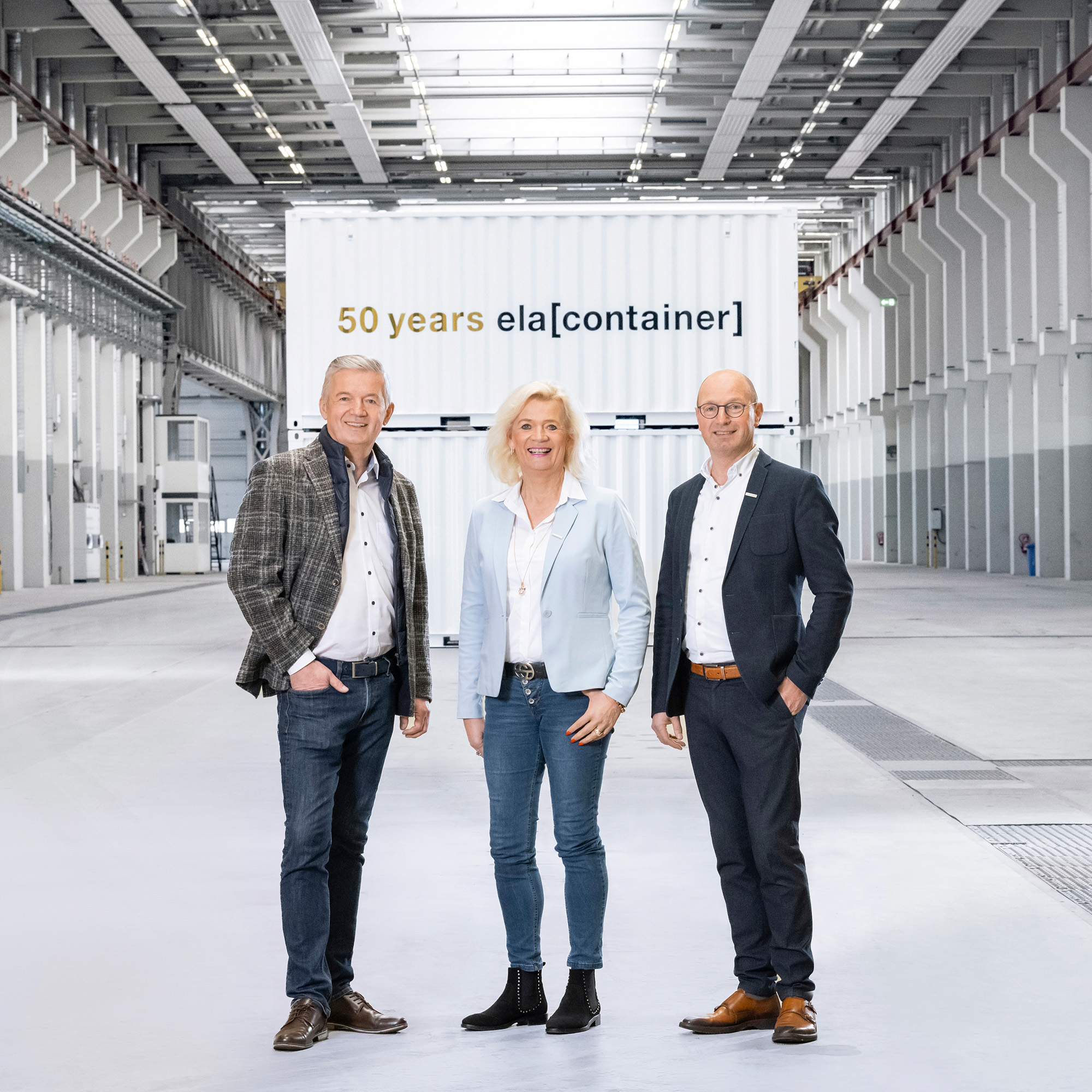 Die ELA Container Geschäftsleitung vor dem Jubiläumscontainer