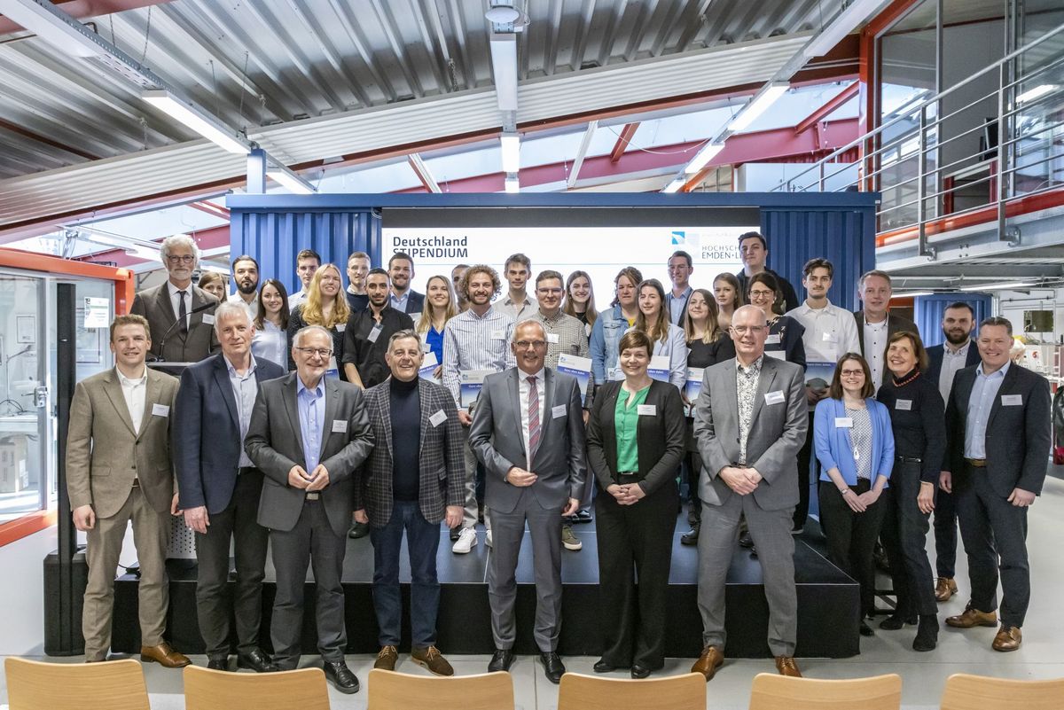 Stipendiatinnen und Stipendiaten des Deutschlandstipendiums an Hochschule Emden/Leer mit ihren Förderern Stipendiatinnen und Stipendiaten des Deutschlandstipendiums an Hochschule Emden/Leer mit ihren Förderern