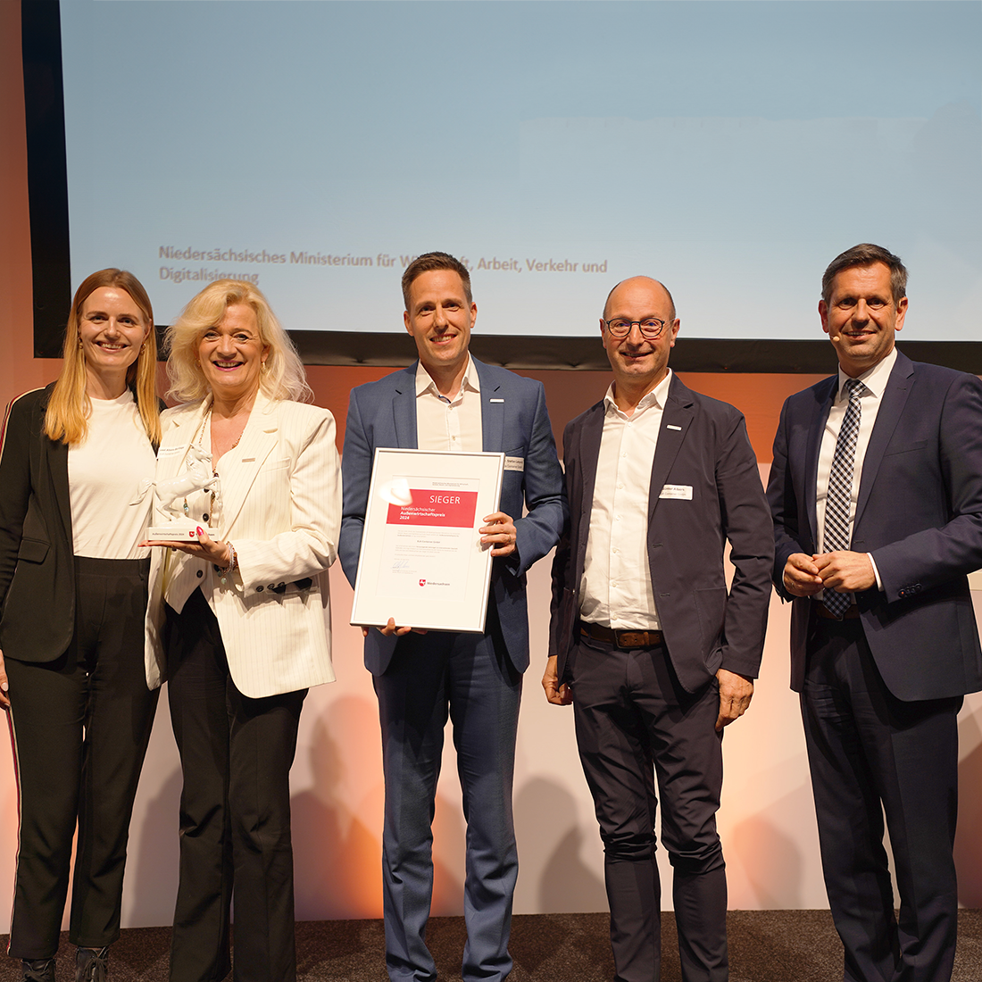 Die ELA Container Geschäftsführung mit Wirtschaftsminister Olaf Lies bei der Preisverleihung für den Niedersächischen Außenwirtschaftspreis