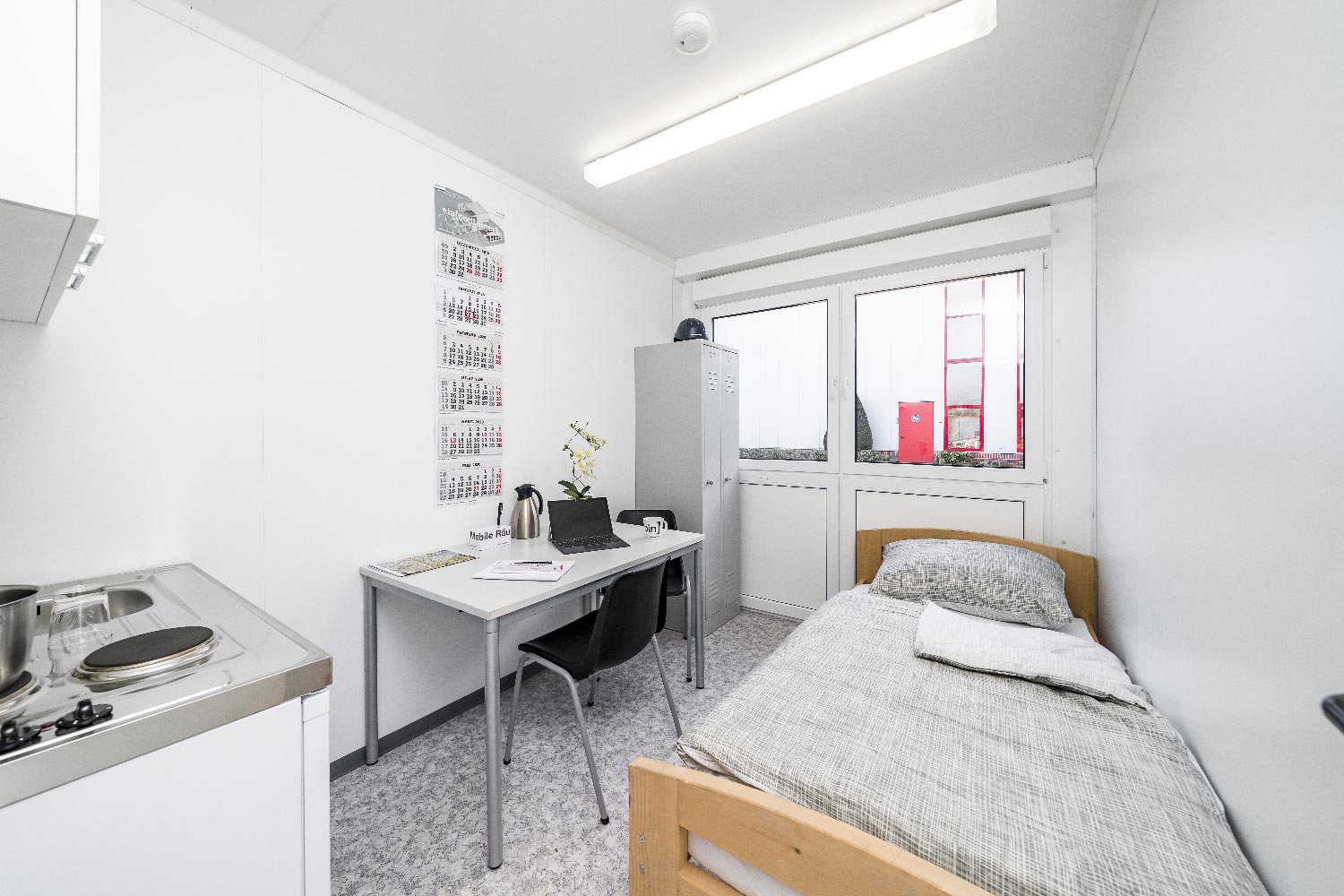 ELA Wohncontainer zum Kauf ausgestattet mit Bett und Küchenzeile