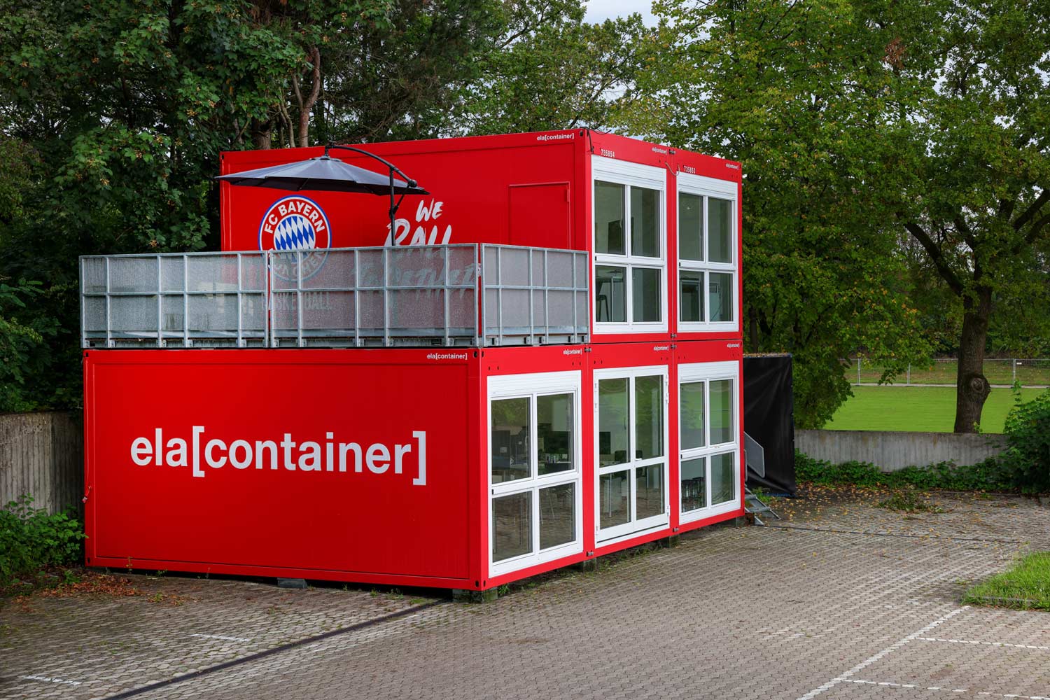 5er Containeranlage in Rot mit Bayern Logo 2Stöckig mit Terasse oben