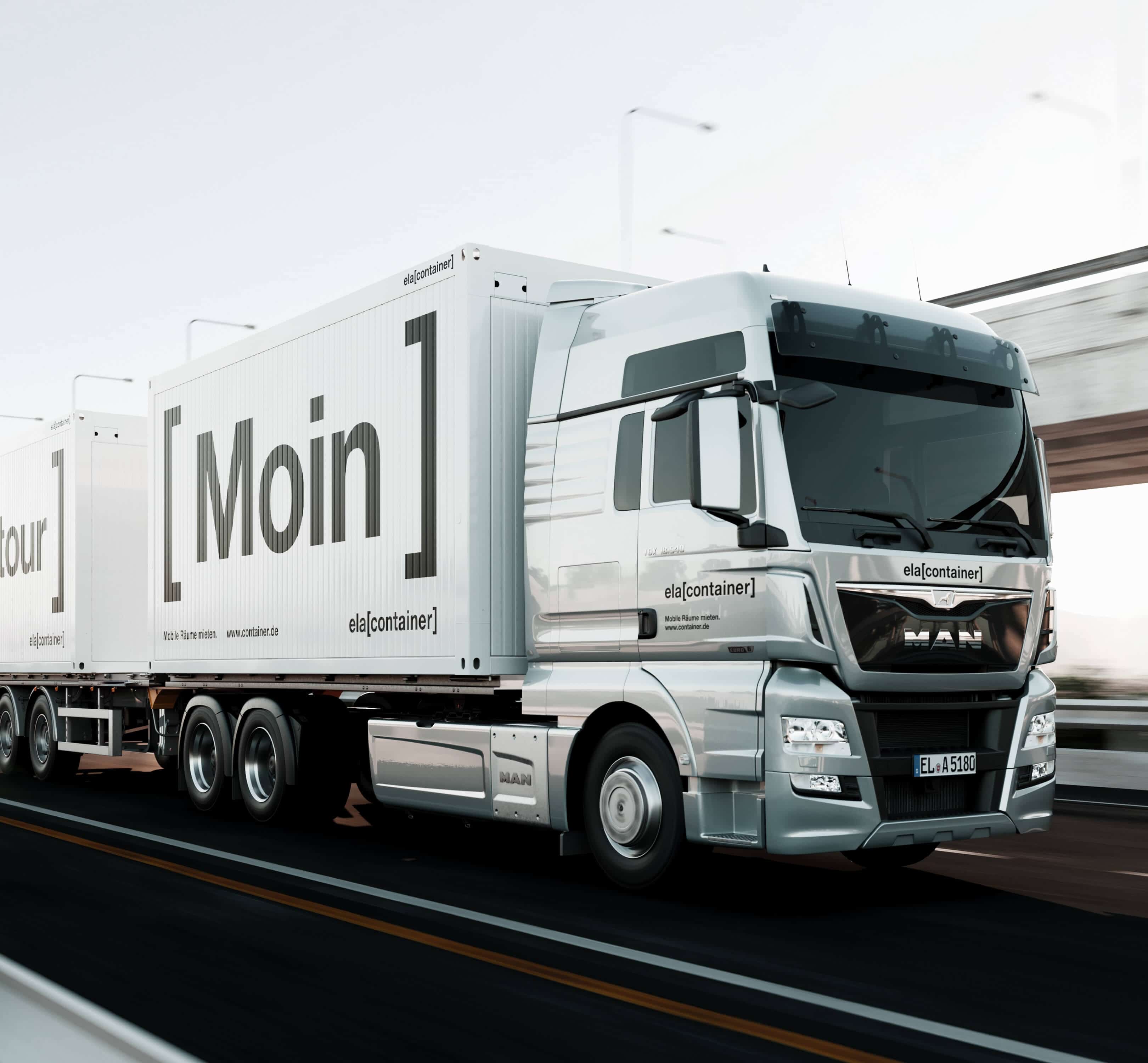 LKW mit Container aufgeladen und Moin-Schriftzug an der Seite
