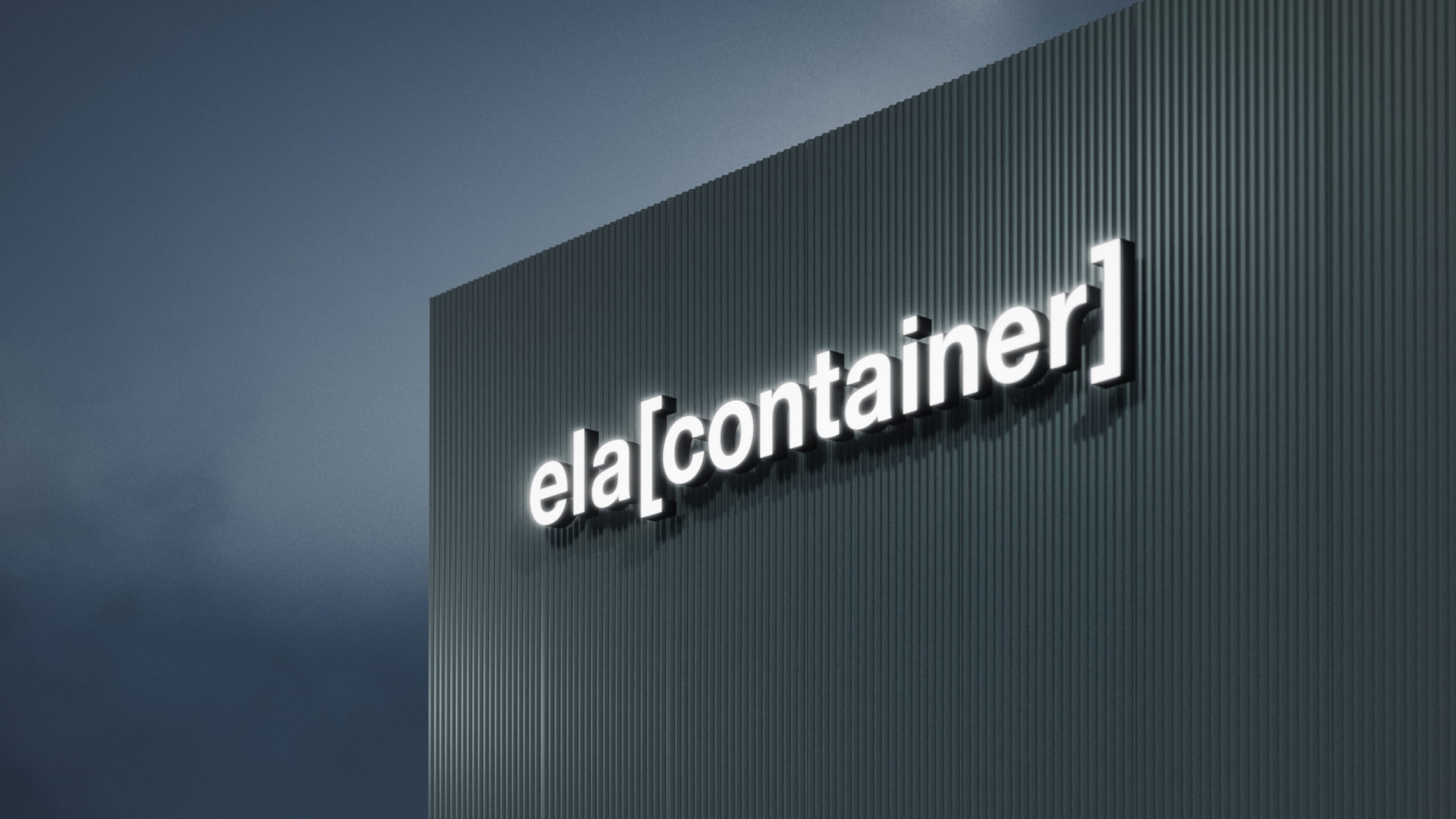 ELA Logo auf einer Hallenaußenwand mit dunklem Hintergrund