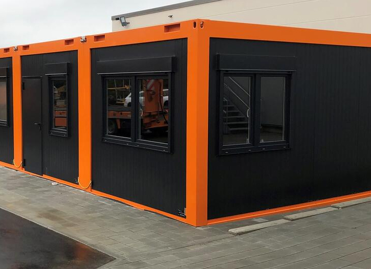 Individueller Umkleidecontainer in Schwarz und Orange