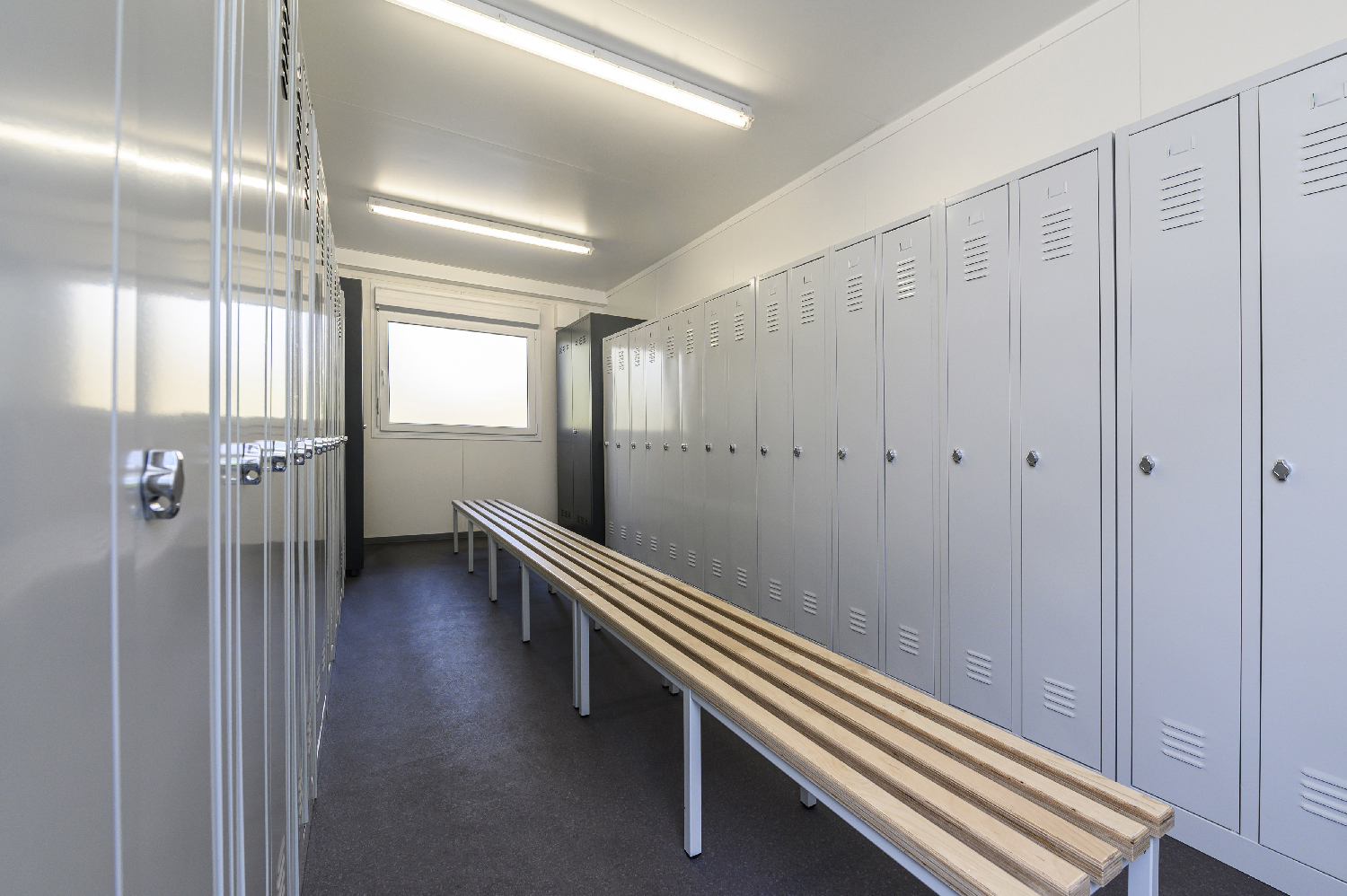 Umkleidecontainer mit Sitzbank und Spind