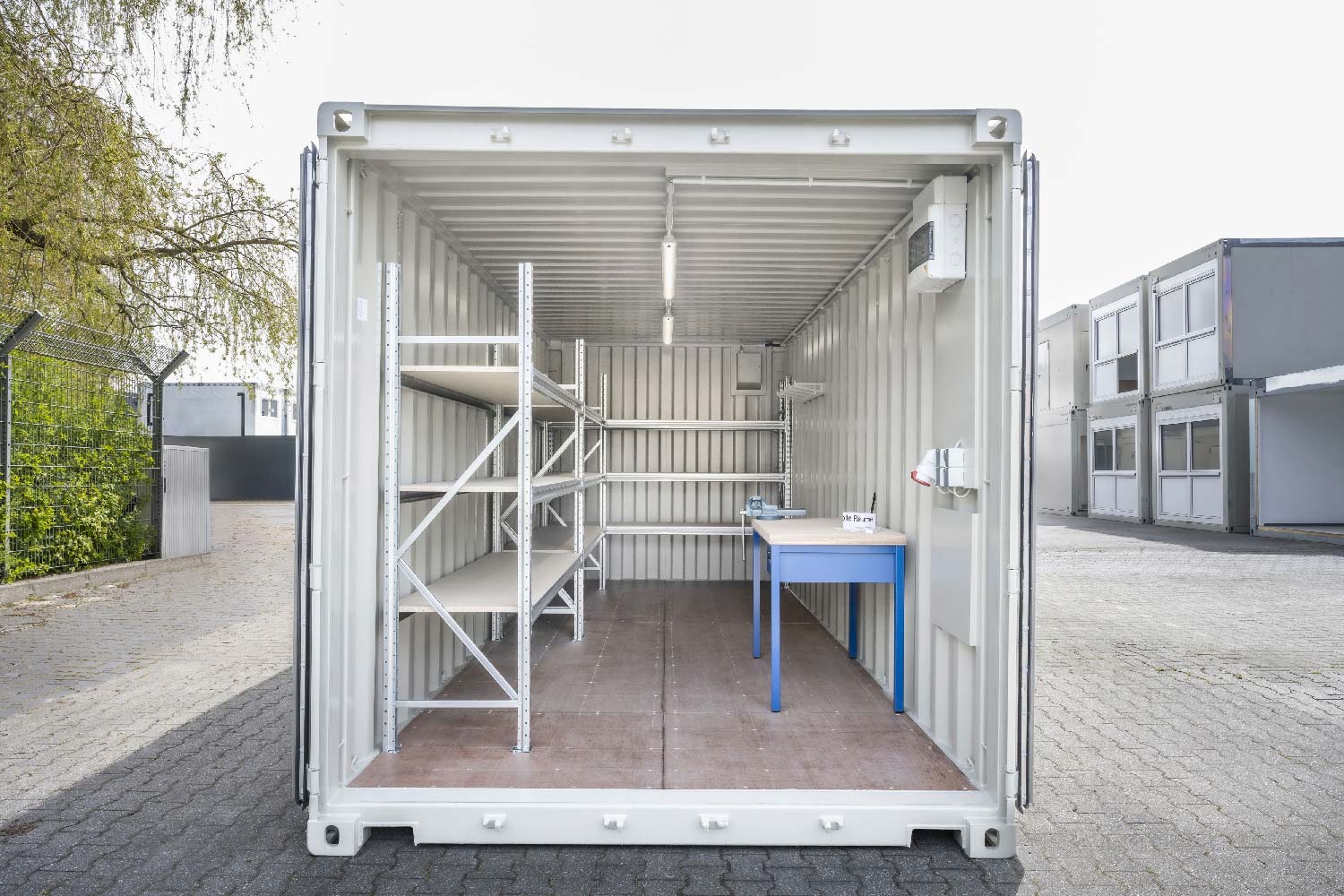 Lagercontainer mit Regalen und Tisch