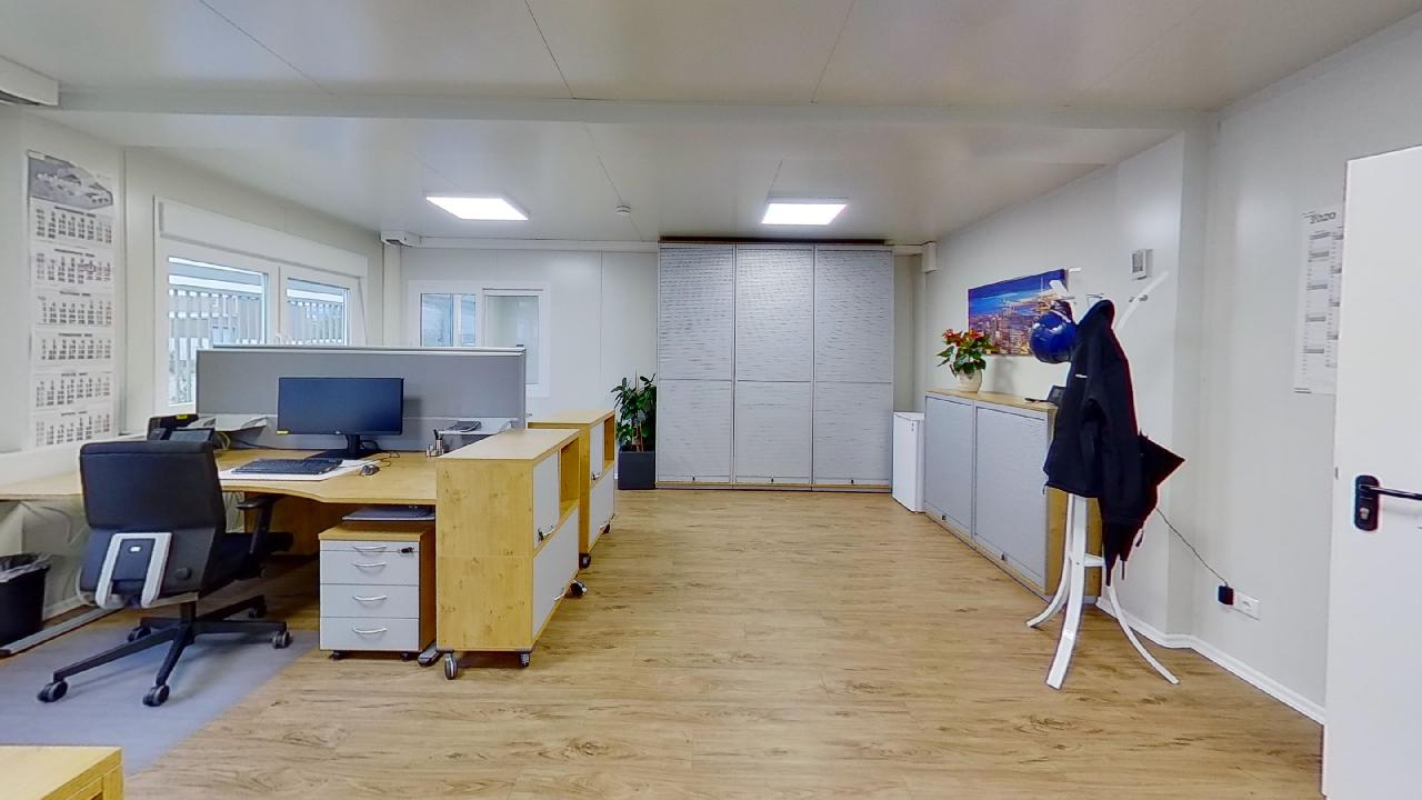 ELA Bürocontainer mit Schreibtischen