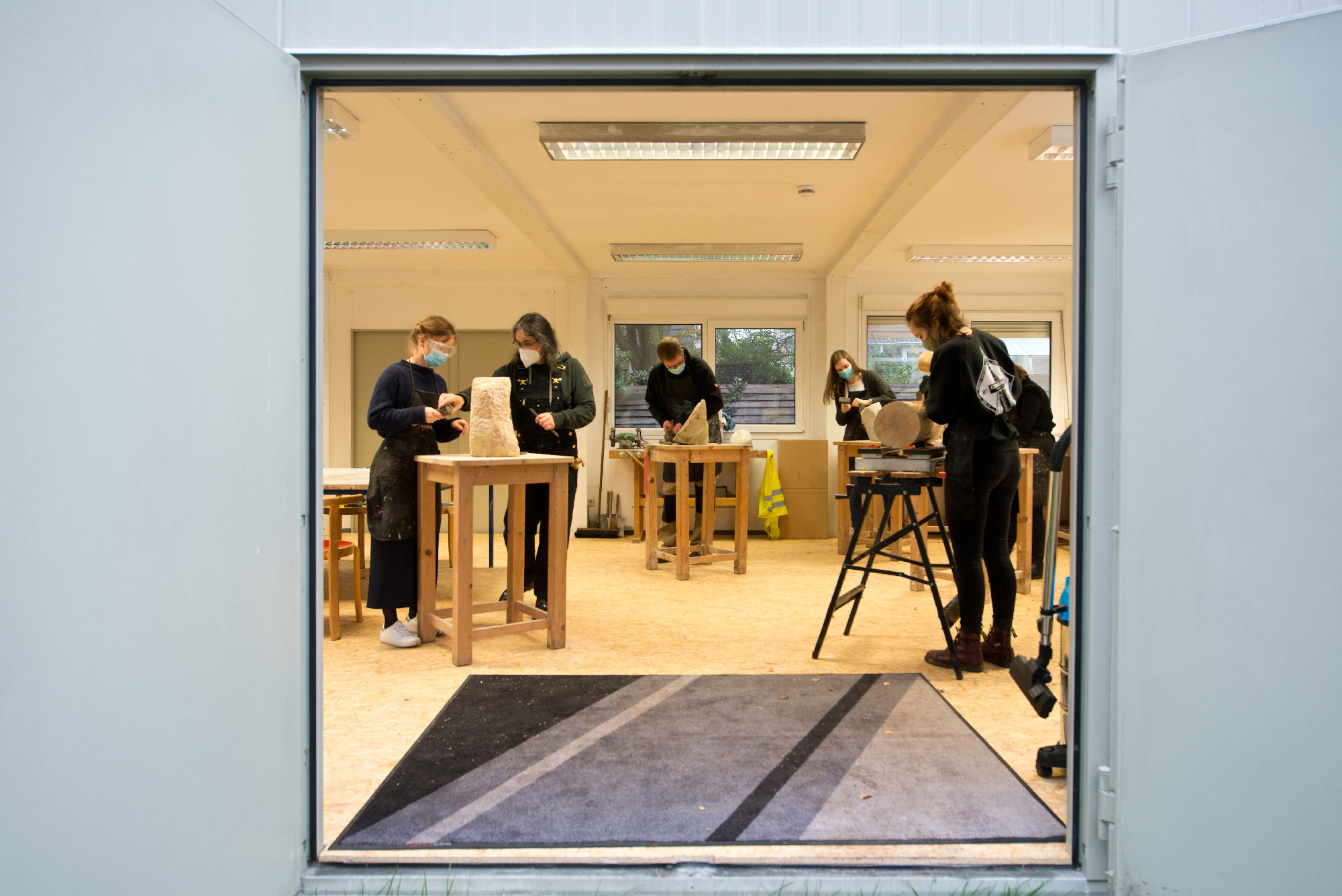 Künstler arbeiten im ELA Container-Atelier an ihren Werken