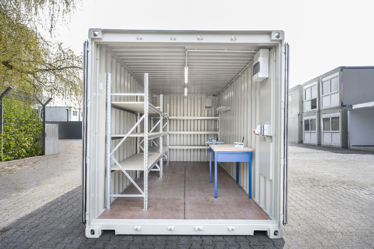 Container-mit-offenen-Türen-und-Blick-ins-Innere