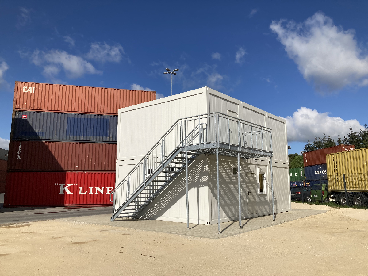 6er Baucontaineranlage von außen mit außenliegender Treppe