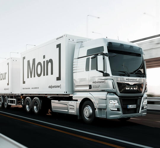 ELA Container während der Fahrt mit MOIN Aufschrift