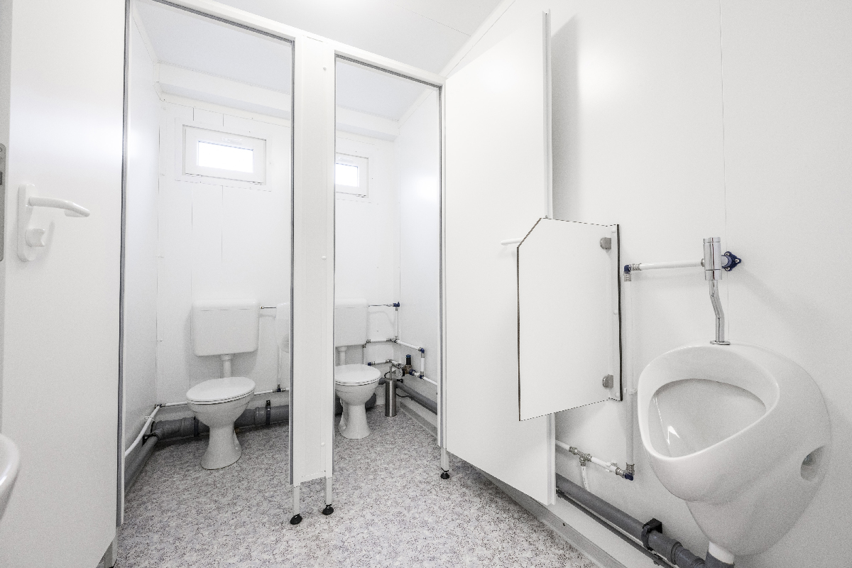 Sanitärcontainer mit zwei Toiletten und einem Pissoir