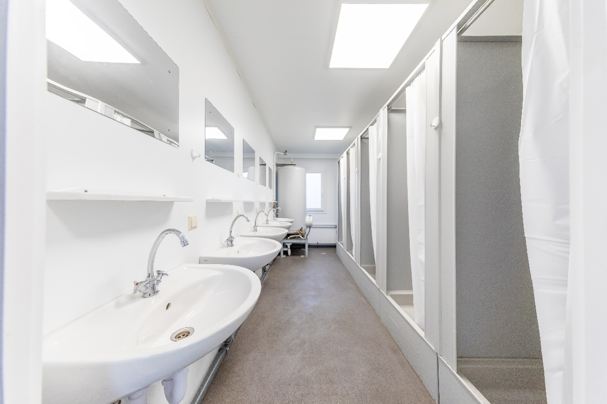 Sanitärcontainer zur Miete mit Duschen und Waschbecken