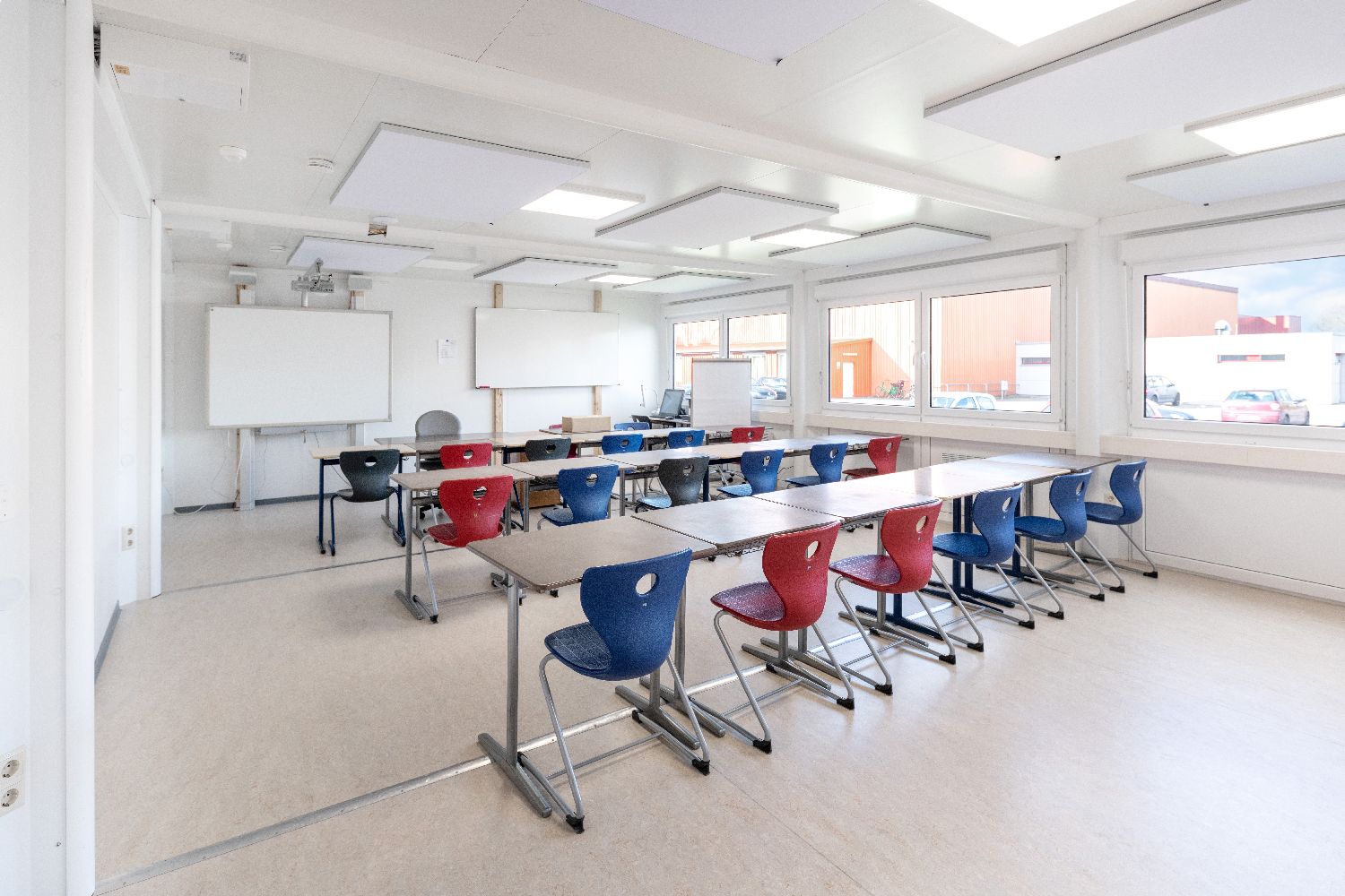 Schulcontainer-Innenansicht-mit-Tischen-und-Stühlen