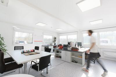Bürocontainer von Innen mit Mobiliar