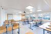Helle, voll klimatisierte Klassenräume schaffen eine freundliche und produktive Lernatmosphäre.